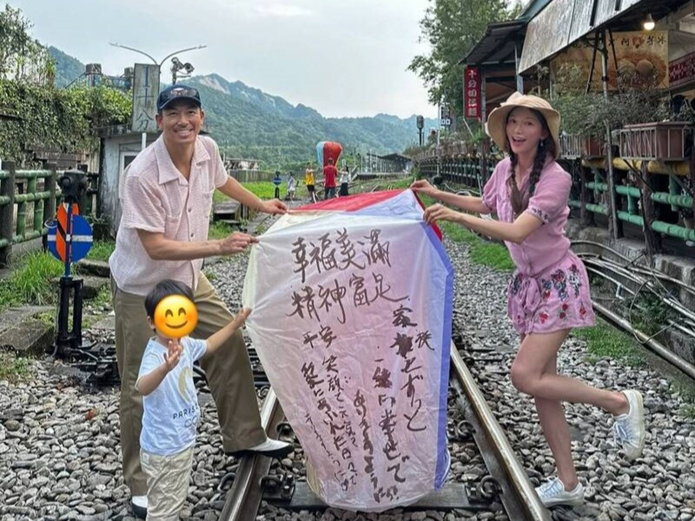 名模林志玲2年前與家人至平溪放天燈,近日卻傳遭檢舉違反鐵路法。(翻攝畫面)