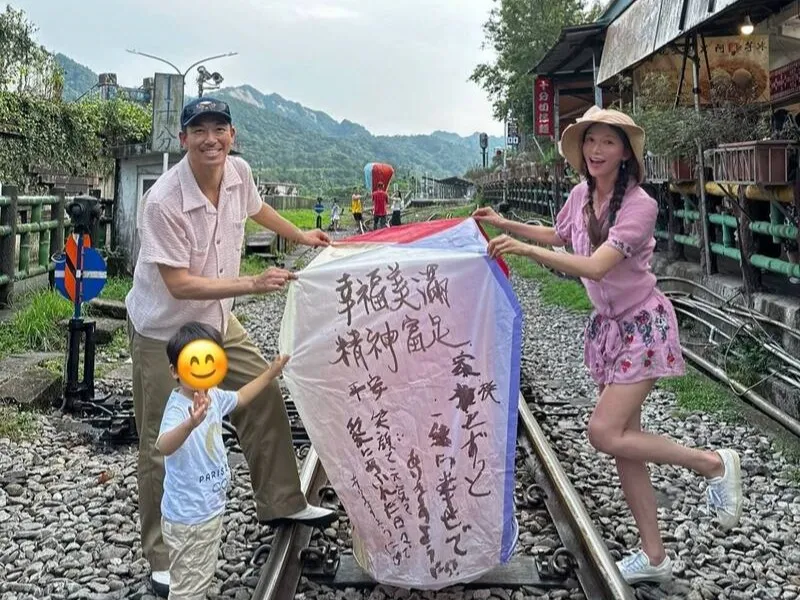 名模林志玲2年前與家人至平溪放天燈，近日卻傳遭檢舉違反鐵路法。（翻攝畫面）