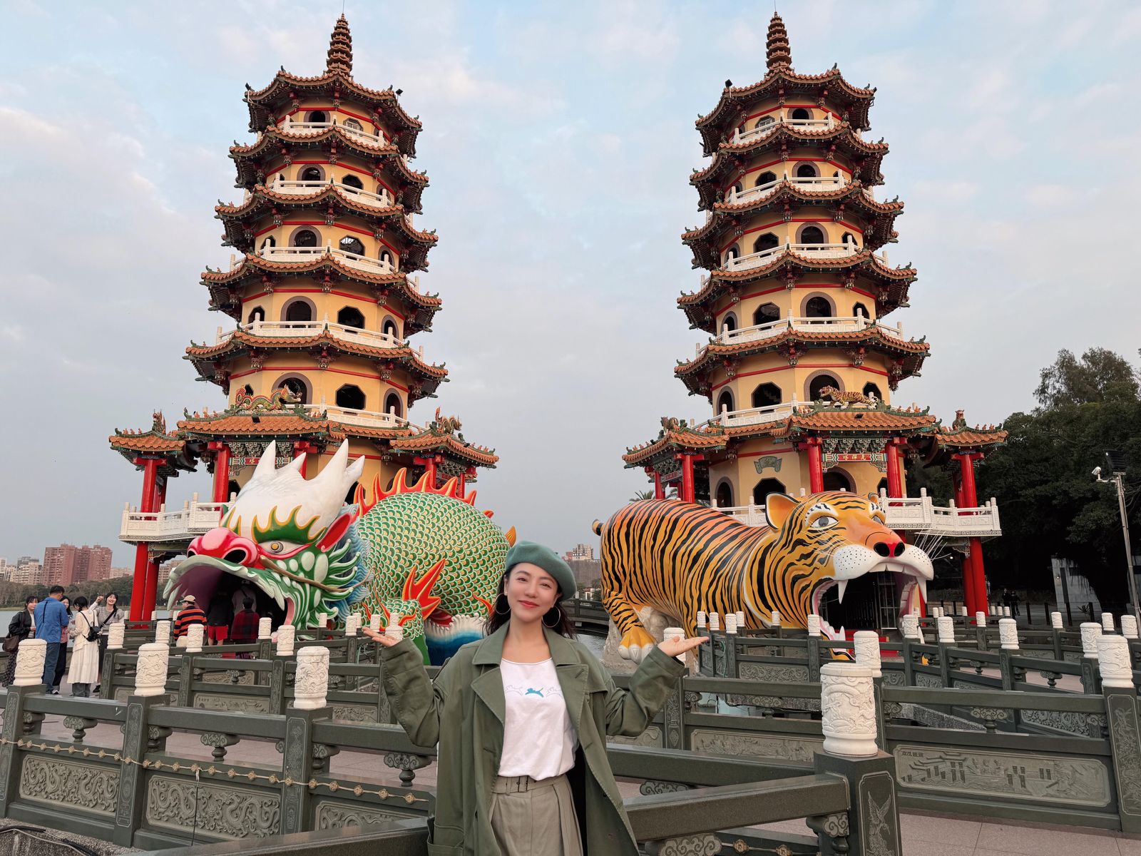 丁噹走訪高雄多個景點，還親自拍攝「高雄演唱會捷運教學影片」。（相信音樂提供）