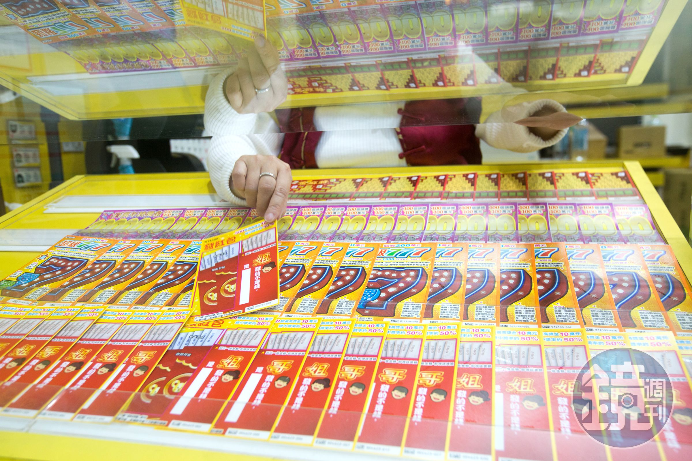 有位阿北在迪化街採買後,跑去玩刮刮樂,靠著諧音哏「945」的方式,讓自己成功刮出大獎100萬元。(示意圖,本刊資料照)