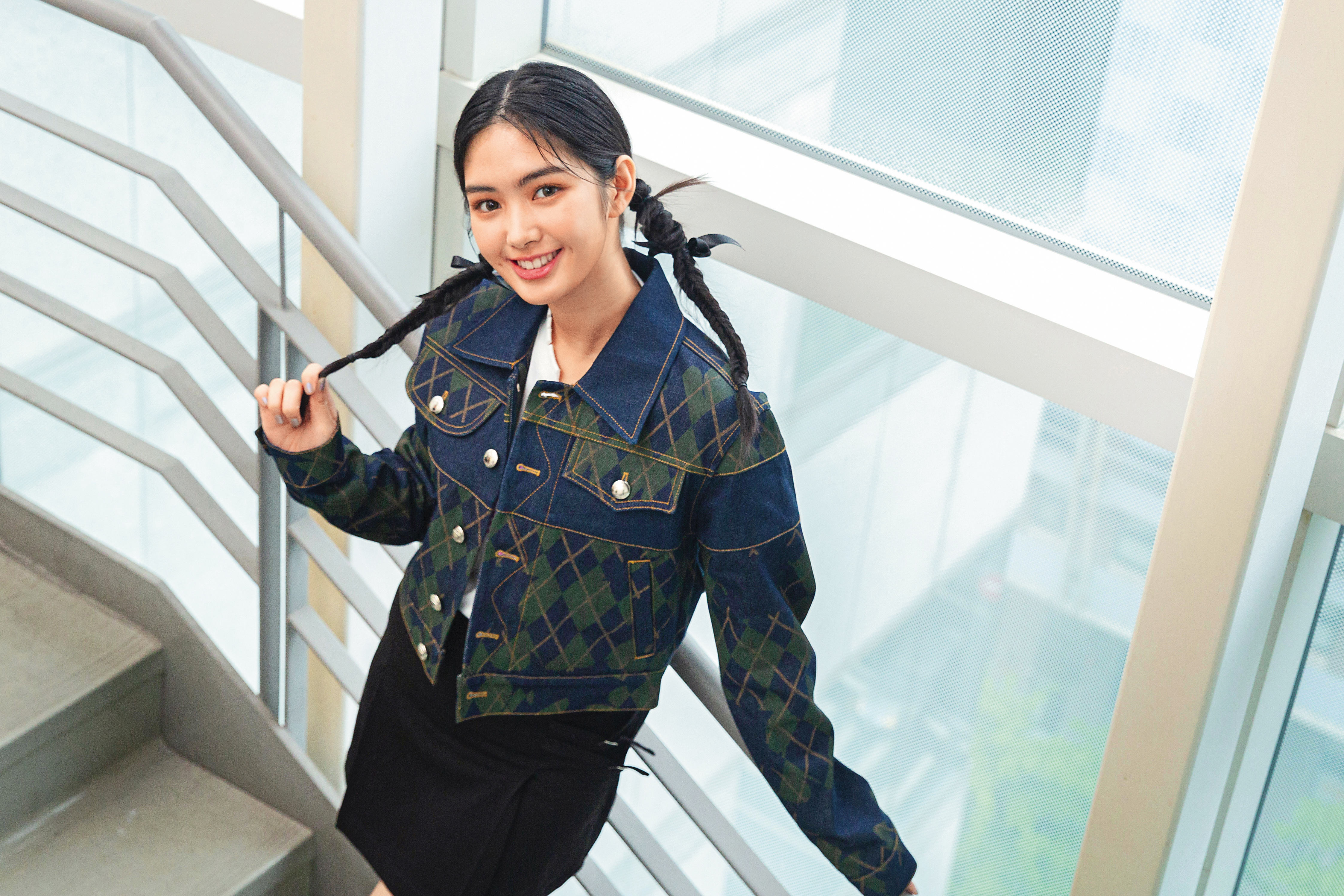 雷嘉汭身高、腿長、漂亮又敬業，為角色田調以真入心的演技，令人刮目相看。