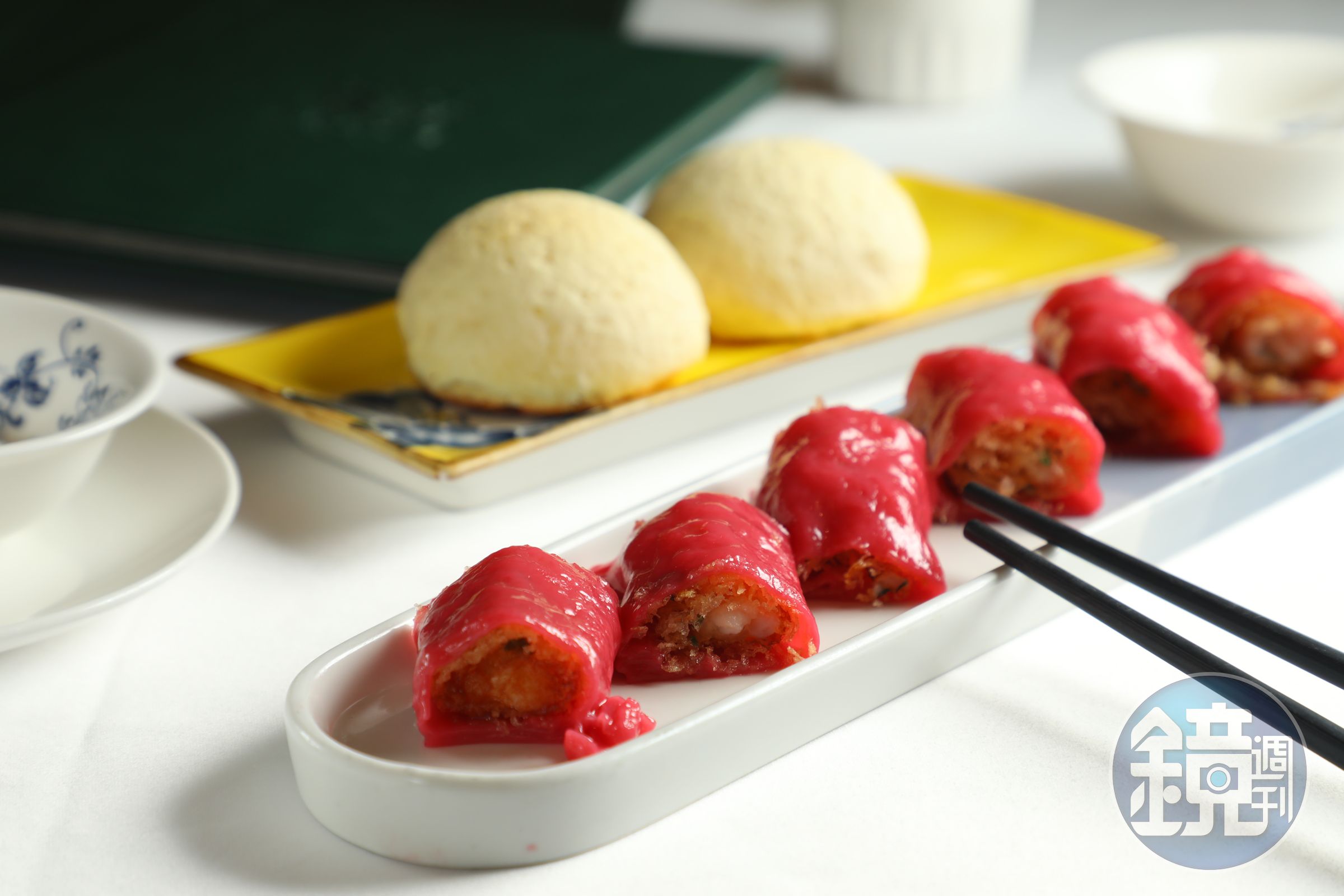 「香脆明蝦紅米腸粉」（前，港幣78元／份，約NT$290）「雪山黑毛豬焗餐包」（後，港幣58元／份，約NT$216）都是點心主廚的拿手好戲，只在午間供應。