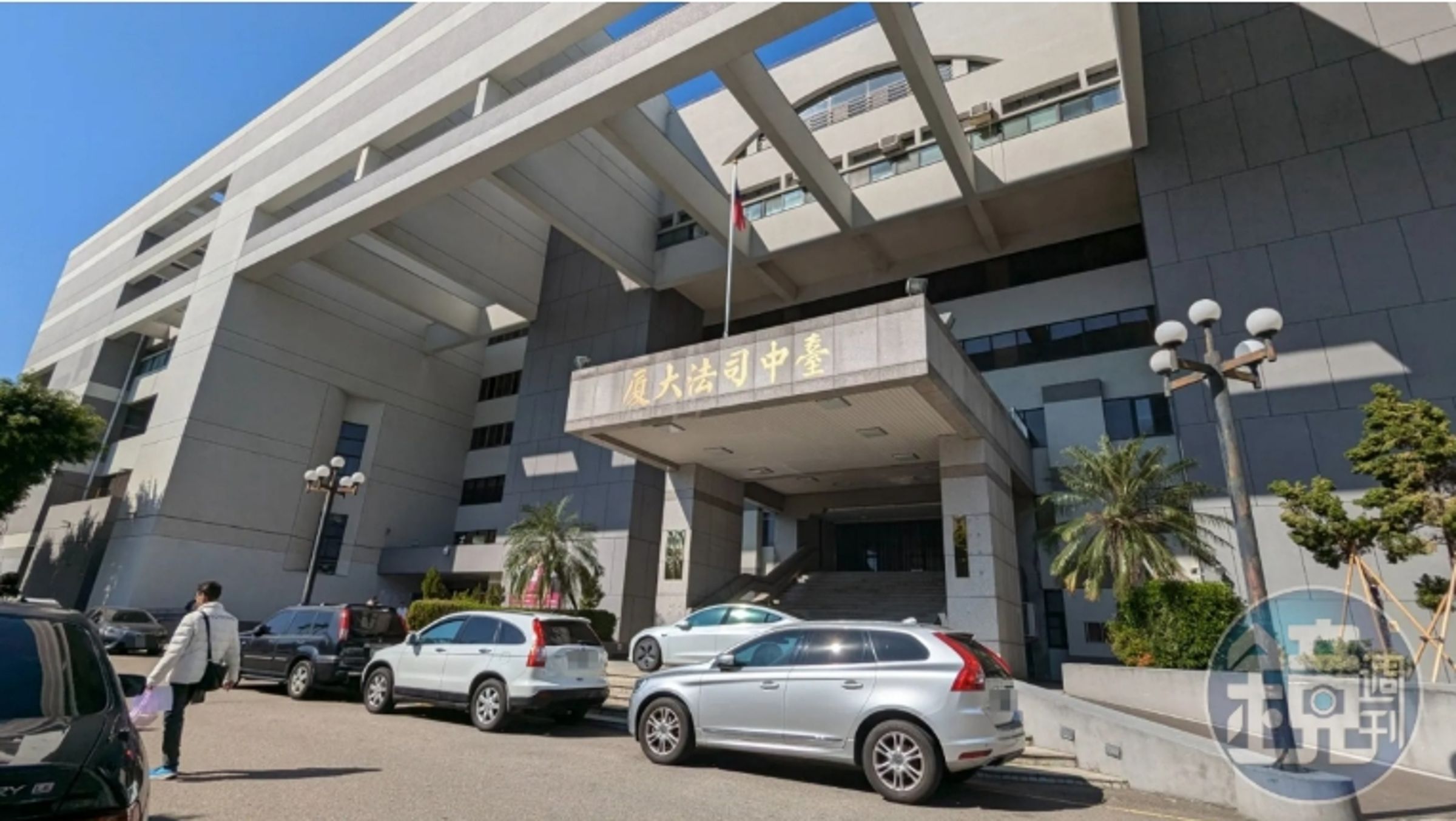 台中一名經營遊覽車的賴姓男子向地下錢莊借120萬元，還了7年多，光利息竟繳掉535萬8200元。（本刊資料照）