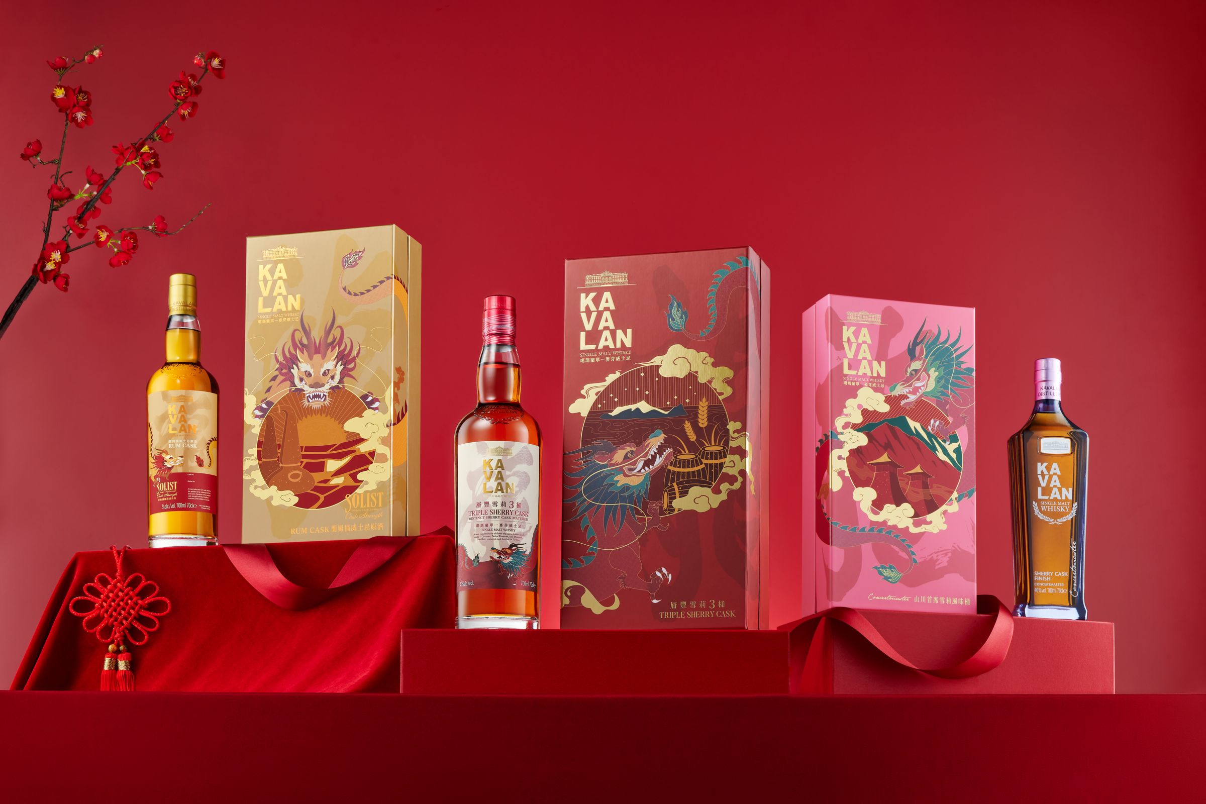 噶瑪蘭今年首度以龍年概念加入禮盒設計,推出「經典獨奏蘭姆桶單一麥芽威士忌禮盒」(左)、「層豐雪莉3桶單一麥芽威士忌禮盒」(中)、「山川首席雪莉風味桶單一麥芽威士忌禮盒」(右)。(噶瑪蘭提供)