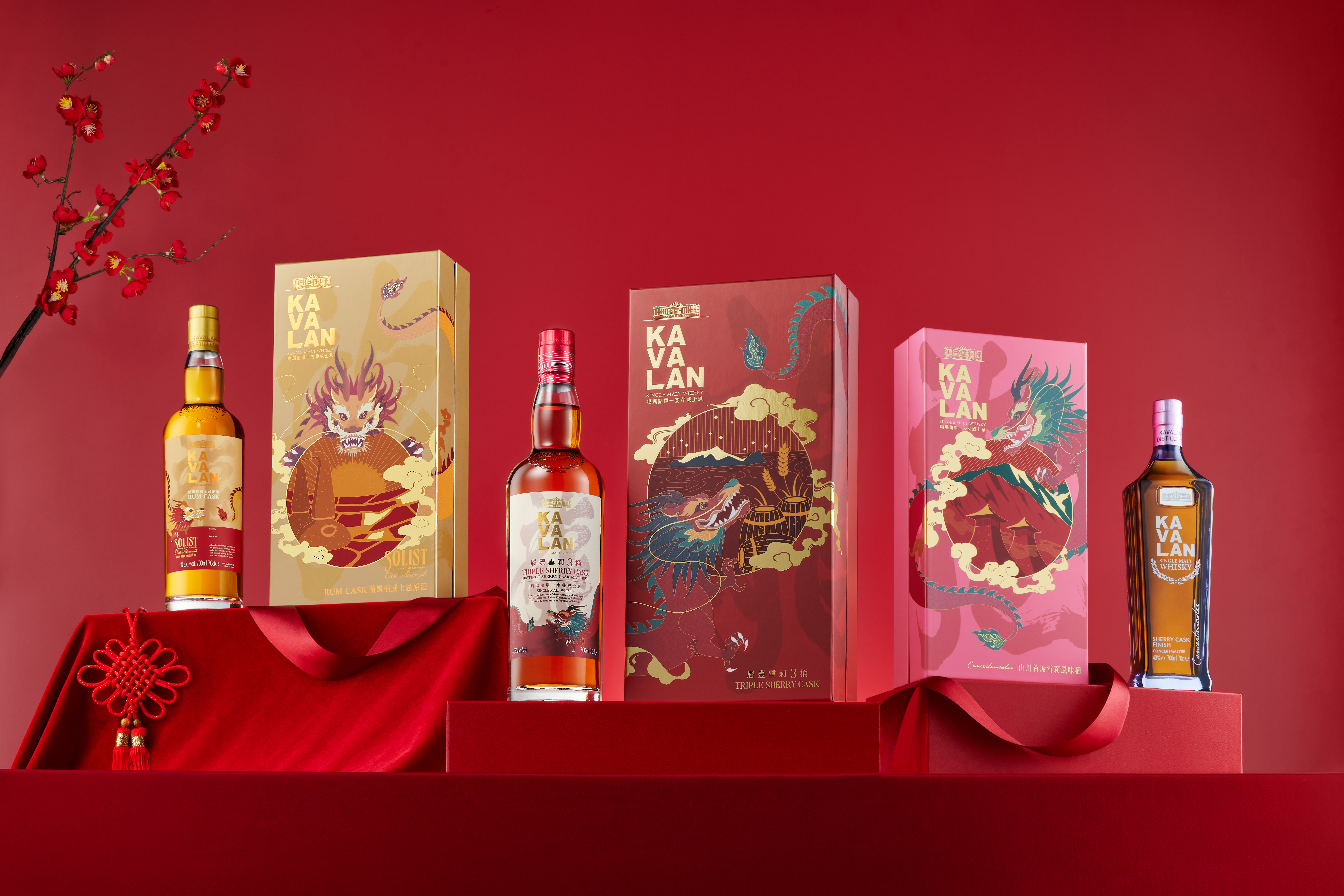噶瑪蘭今年首度以龍年概念加入禮盒設計，推出「經典獨奏蘭姆桶單一麥芽威士忌禮盒」（左）、「層豐雪莉3桶單一麥芽威士忌禮盒」（中）、「山川首席雪莉風味桶單一麥芽威士忌禮盒」（右）。（噶瑪蘭提供）