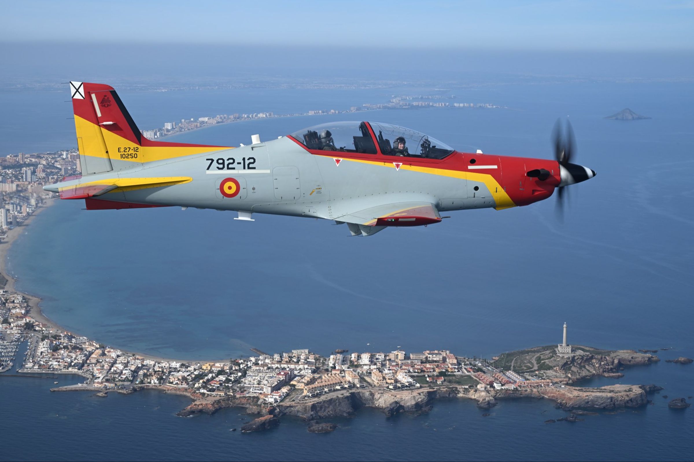 萊昂諾駕駛Pilatus PC-21 教練機於空中飛行,成功完成單獨飛行任務。(翻攝X@CasaReal)