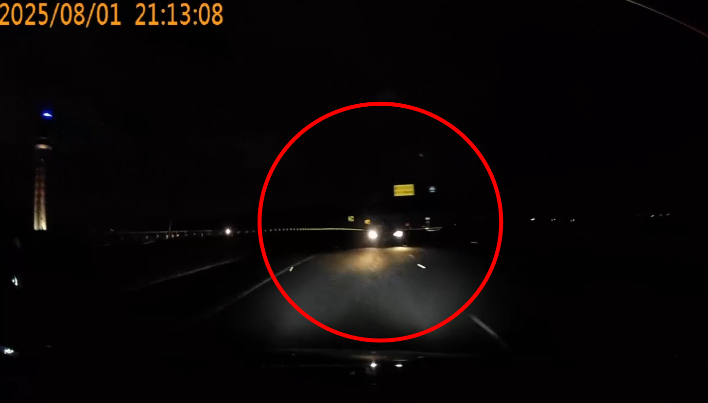 一名網友分享昨（1日）晚間在社子大橋遇上逆向的高齡駕駛。（翻攝Threads）