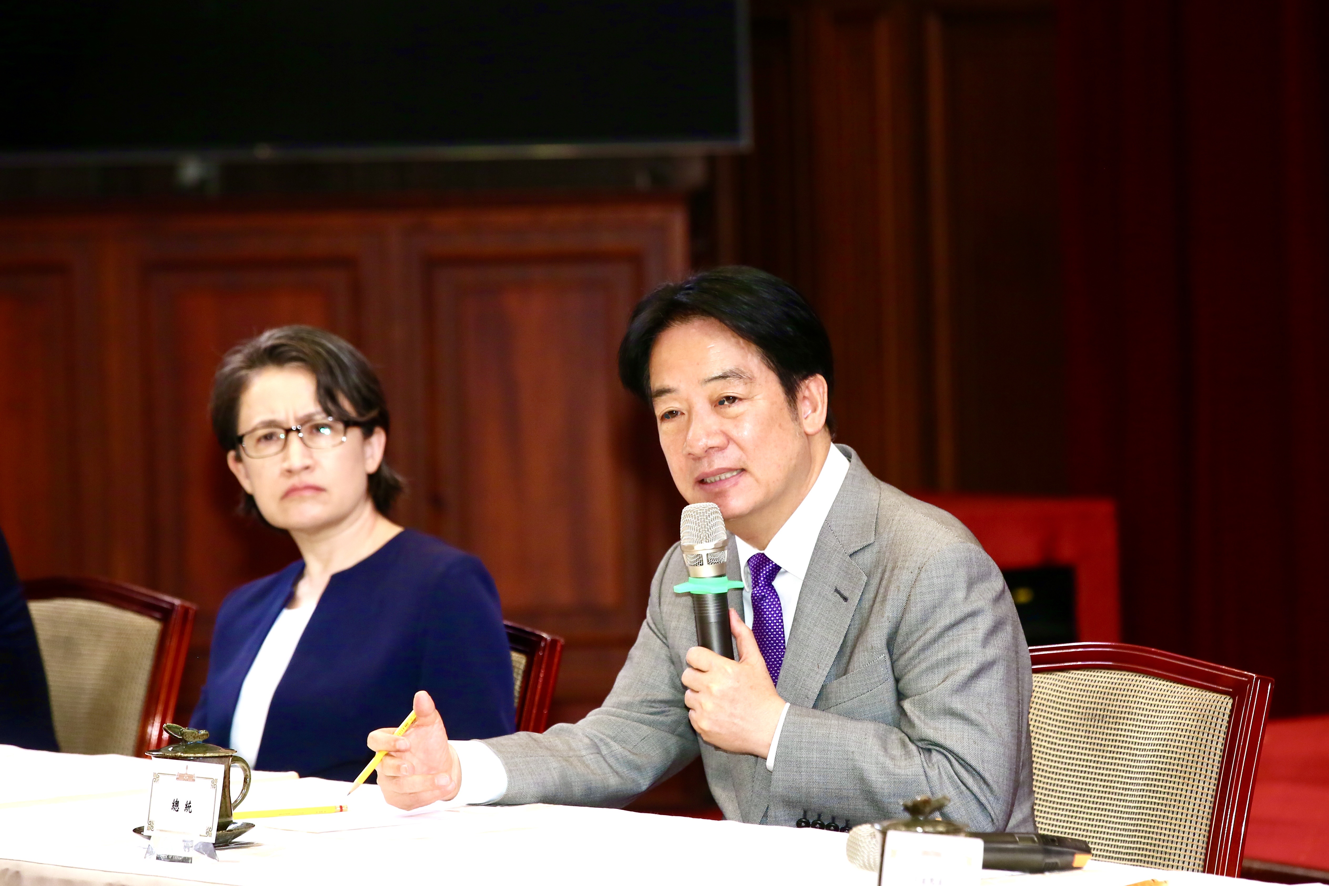 總統賴清德今天表示，台灣秉持2原則、4個保護進行關稅談判。