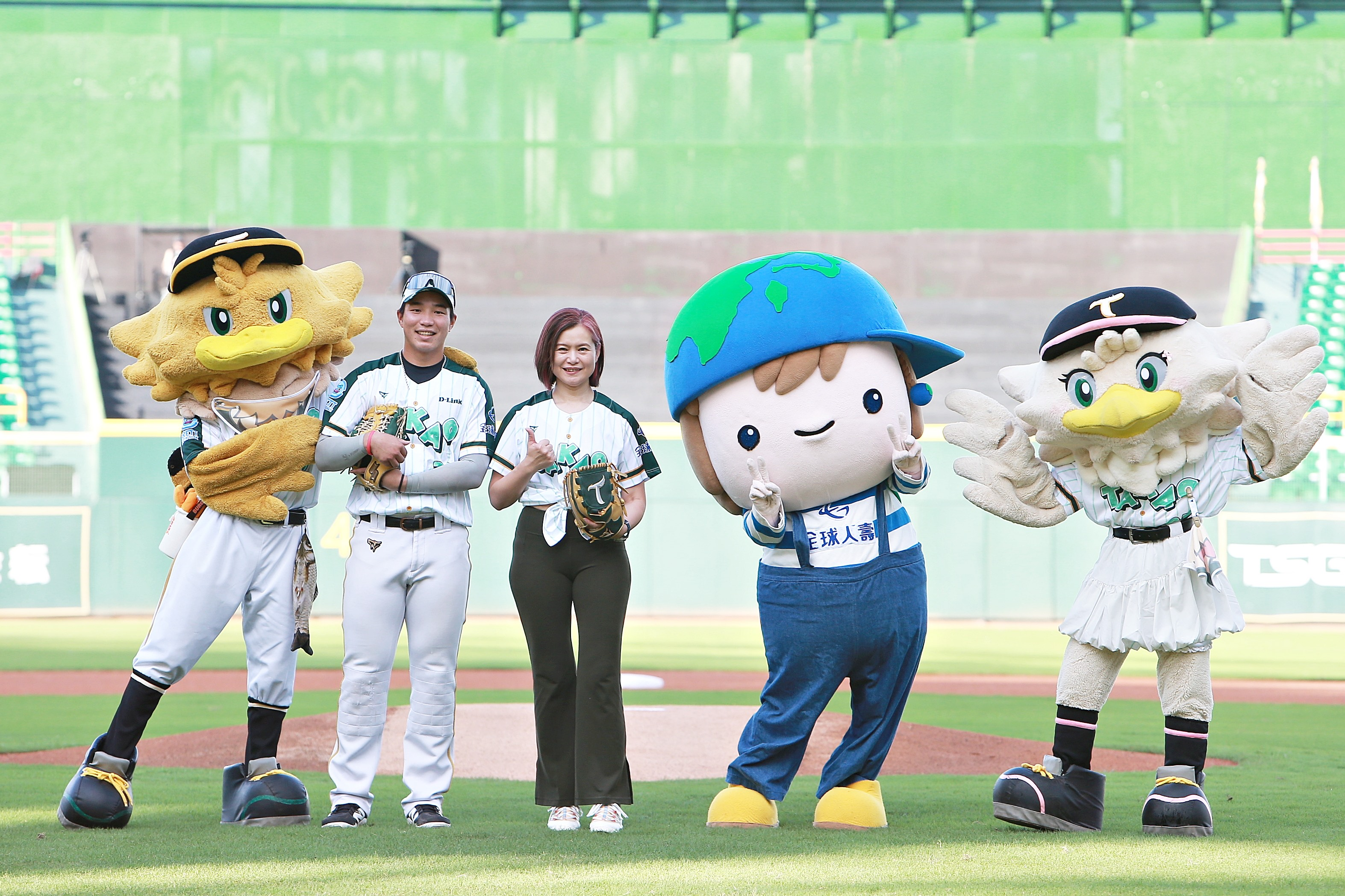 全球人壽董事長林文惠（左三）與台鋼雄鷹球員紀慶然（左二）於主題日共同開球，凝聚全民反詐應援力！
