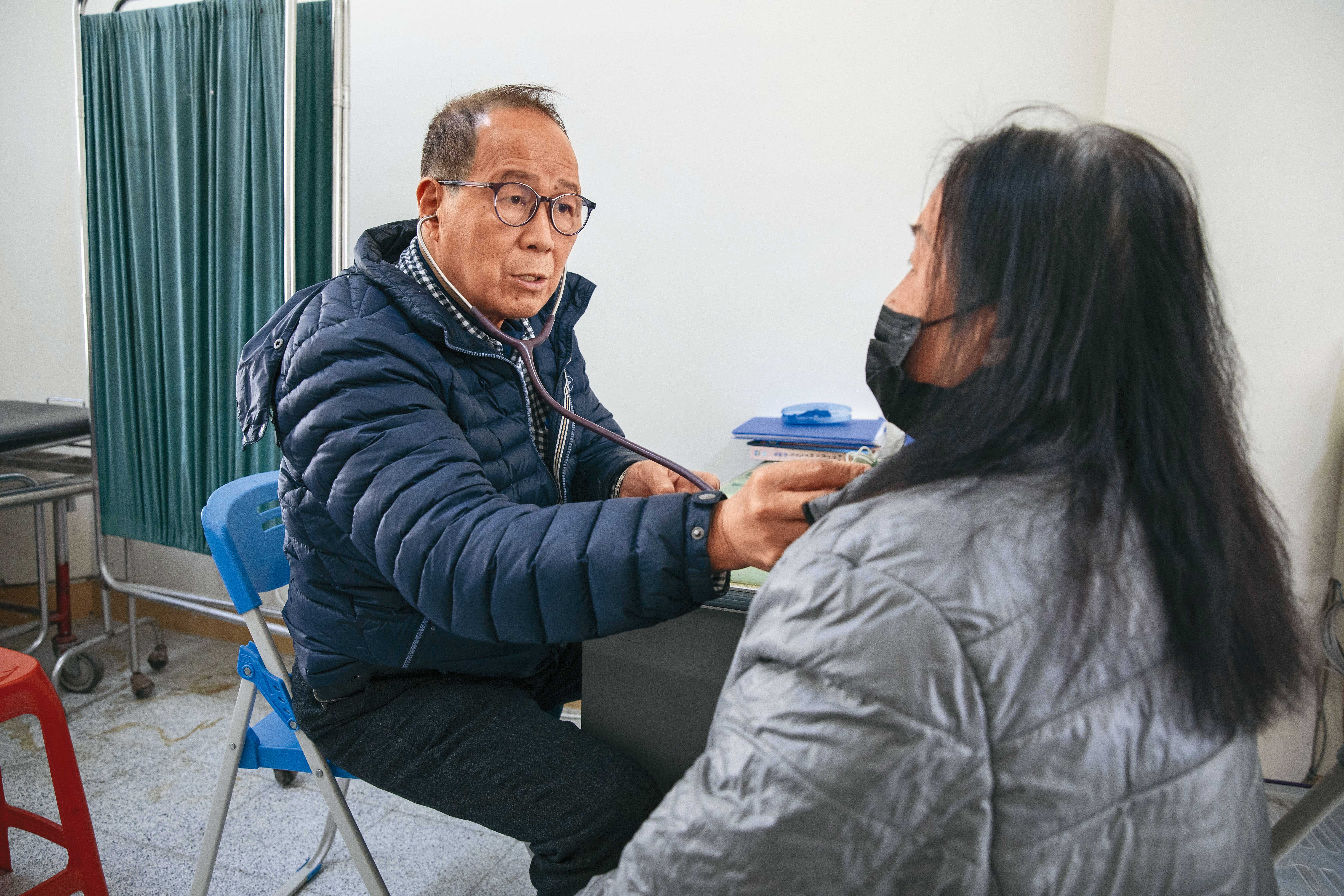 賴力行精通泰雅族語、賽德克族語、日文等，中文較不流利的部落長輩都喜歡找他看病