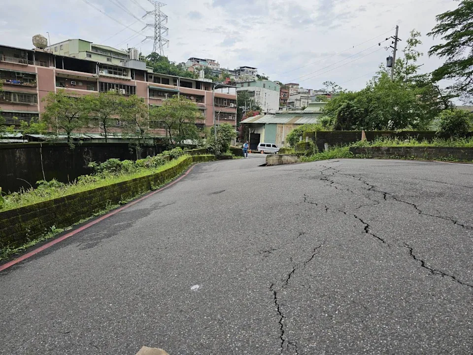 汐止伯爵山莊巷口，在連日大雨後路面出現大規模裂痕。（警方提供）