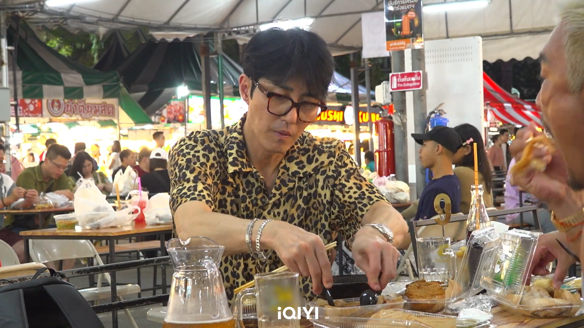 《勝元家》首站跑到泰國曼谷取景，看車勝元再度大顯身手。（愛奇藝國際站提供）