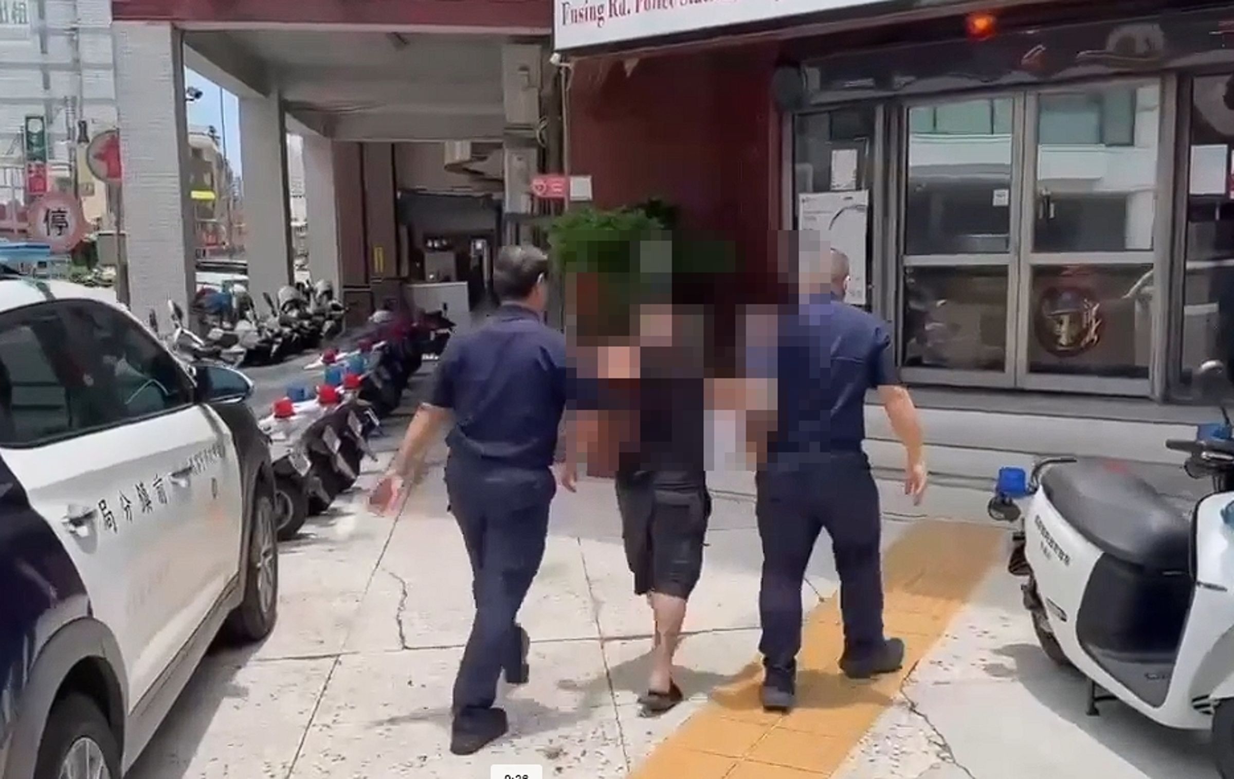 女子被機車騎士假借問路名義公然猥褻，警方循線逮捕一名29歲趙姓男子到案。（翻攝畫面）