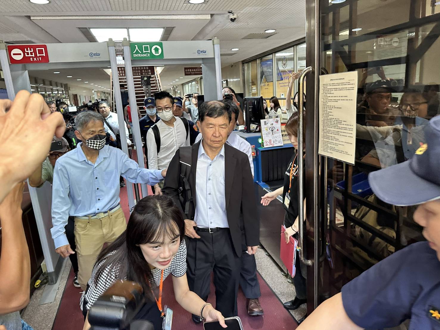 名嘴苦苓認為，前台北市長彭振聲（中）喪妻後已無所顧慮。