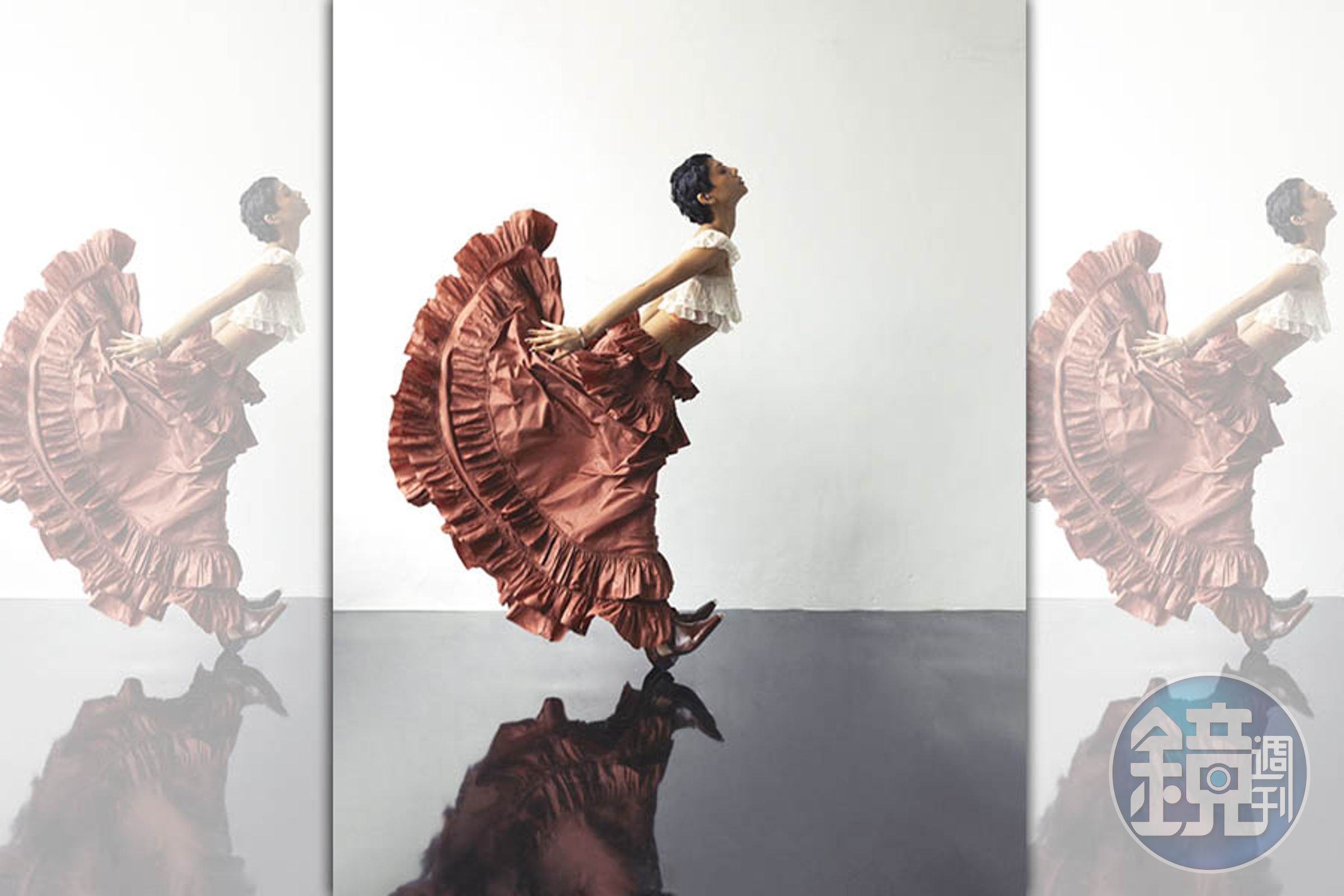 白色蕾絲刺繡上衣NT$58,700 by Chloé；紅色荷葉邊長裙NT$149,400 by Chloé；酒紅色踝靴 NT$55,000by Louis Vuitton。