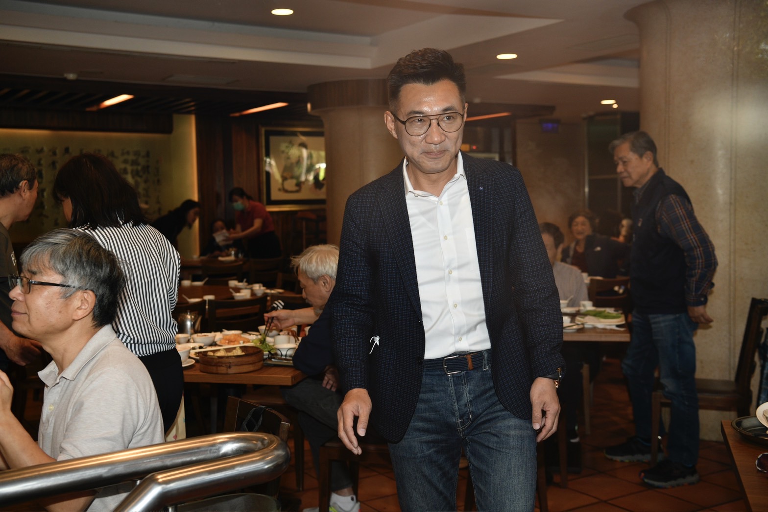 江啟臣今出席韓國瑜宴請藍委的午宴，被問到若參選台中市長怎兼顧副院長一職，他僅強調目前國會的事情最重要。