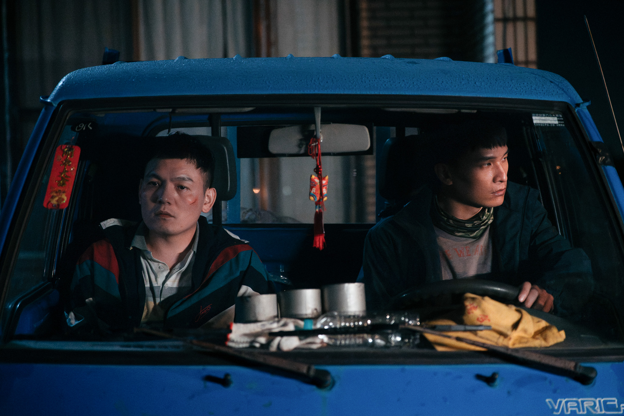 黃奇斌（右）與春風（左）在《死亡賭局》飾演一對兄弟。 （英傑哆影業提供） 