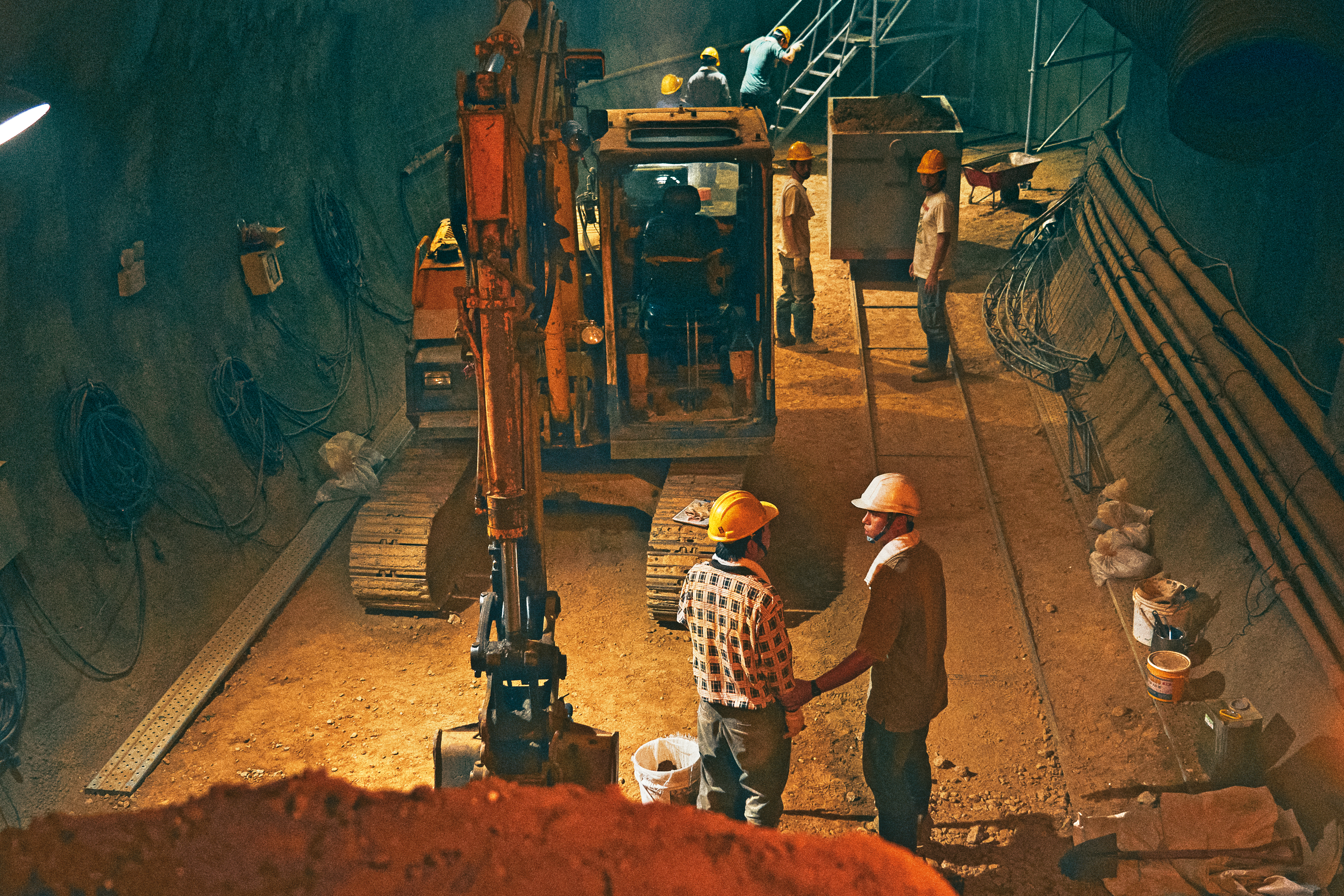 劇組搭設1：1隧道場景，為重現當年壓氣工法隧道內電動怪手，也做出地面高壓電線。（客家電視台提供）