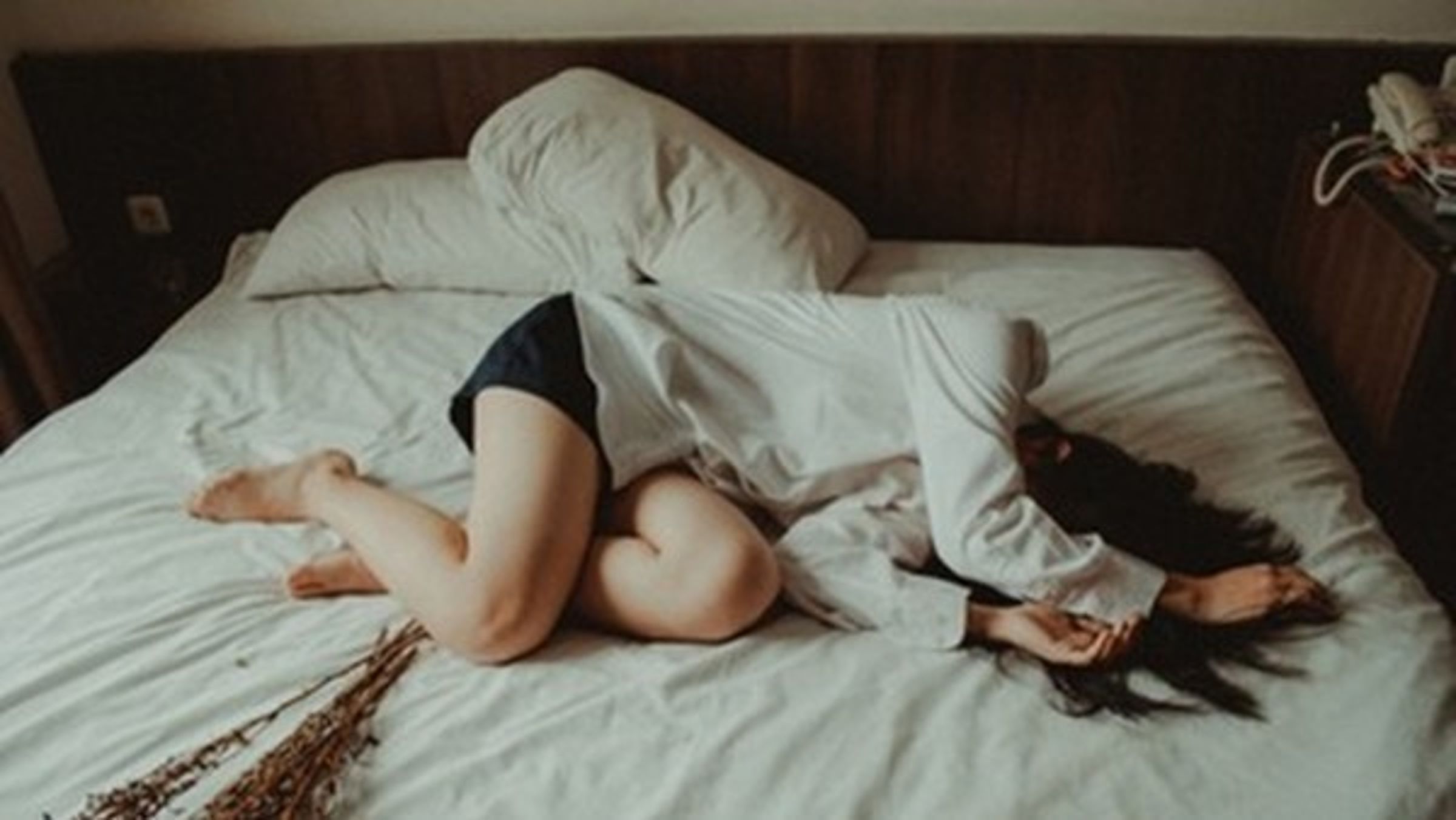 一名女網友崩潰自己交往10年的男友，竟劈腿最疼自己的阿姨。示意圖。（翻攝自pexels）