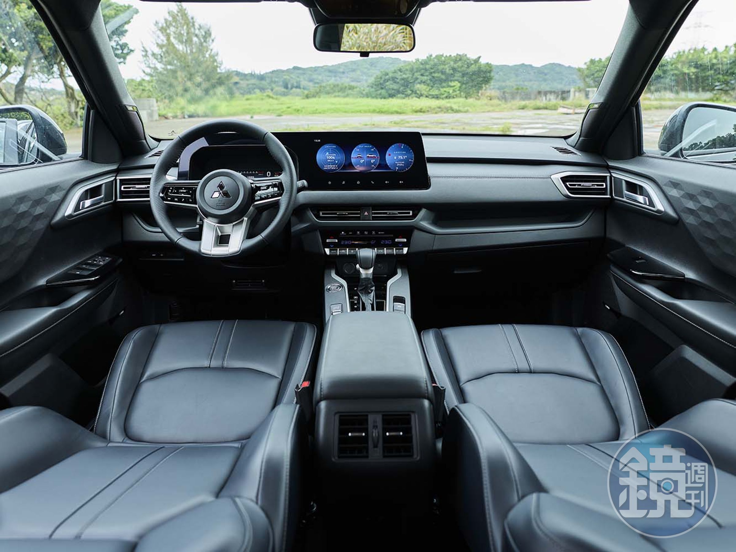 車內採用10.25吋數位儀表與12.3吋中央觸控螢幕的搭配。