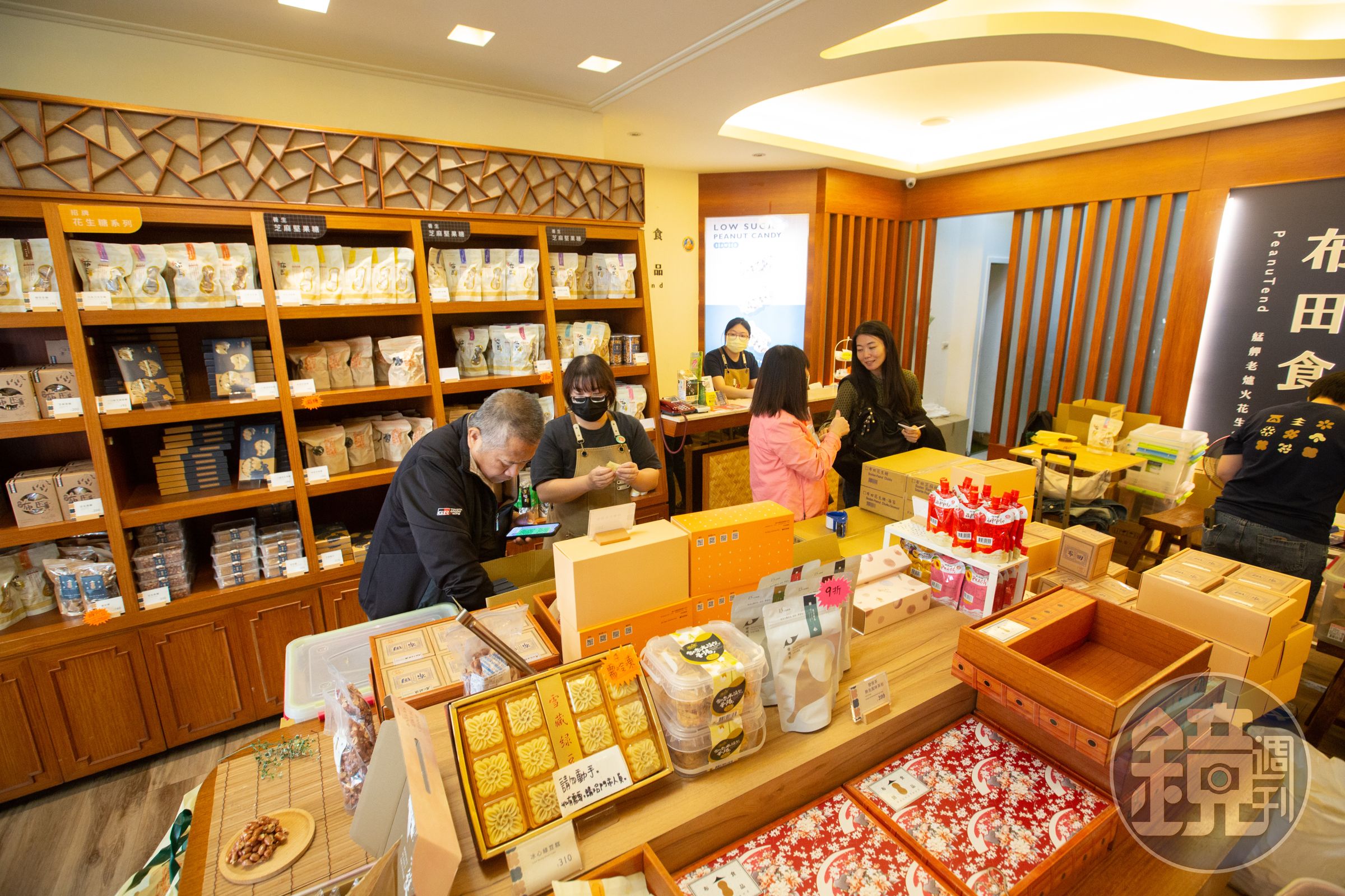 10多年前陳錦村將產品放上木質櫥櫃擺設,在那個普遍到雜貨店買花生糖的年代,過路客都誤以為布田賣高價商品,不敢踏入。