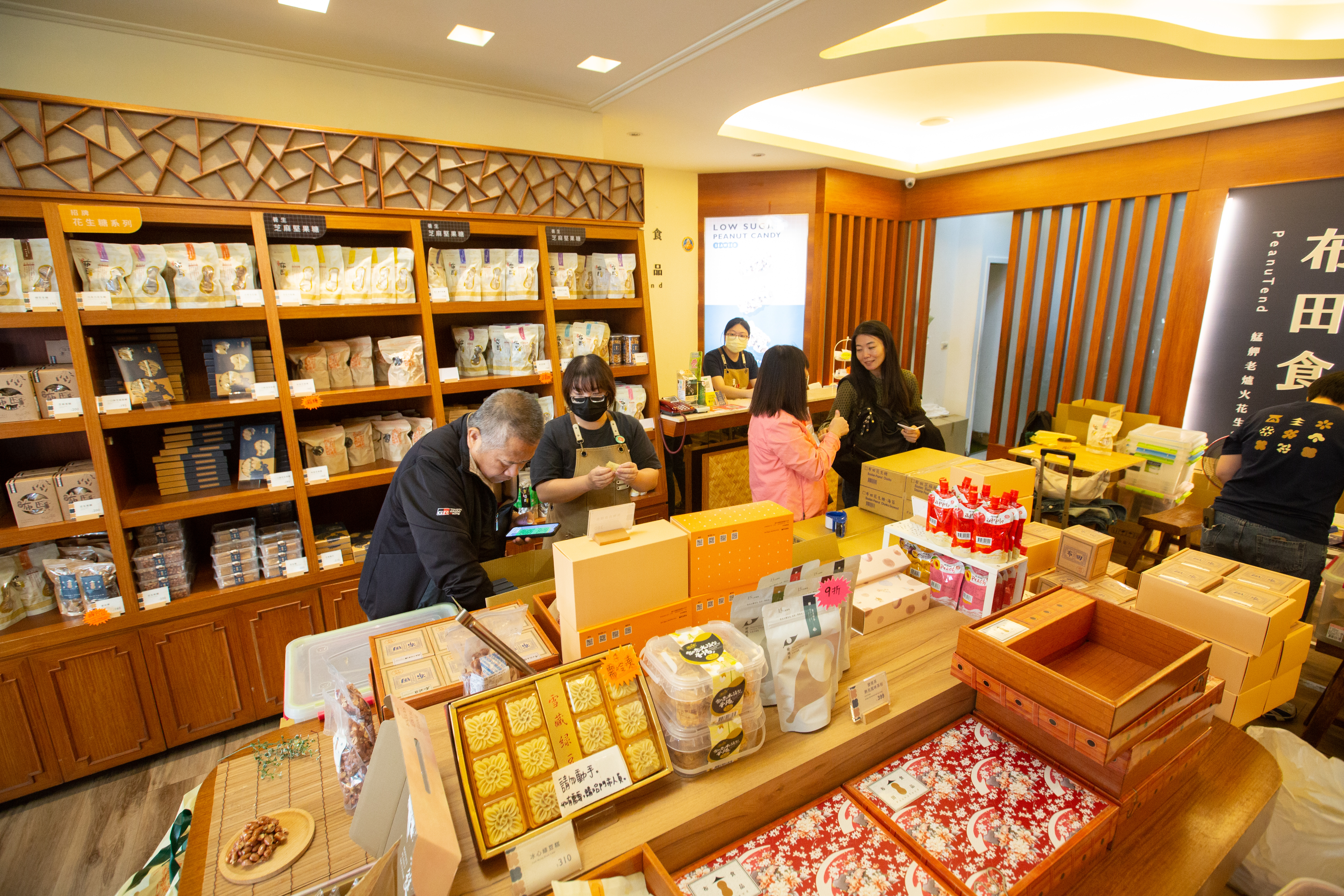 10多年前陳錦村將產品放上木質櫥櫃擺設,在那個普遍到雜貨店買花生糖的年代,過路客都誤以為布田賣高價商品,不敢踏入。