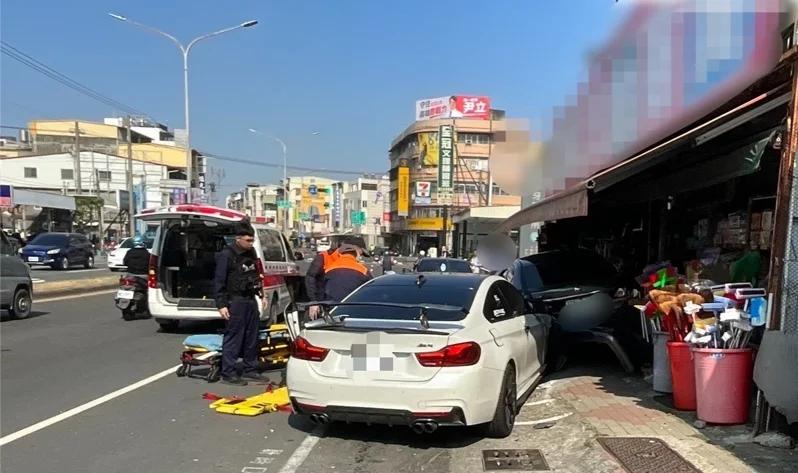 何姓男子酒駕開白色BMW，在高雄楠梓街頭失控撞向路旁。（翻攝畫面）