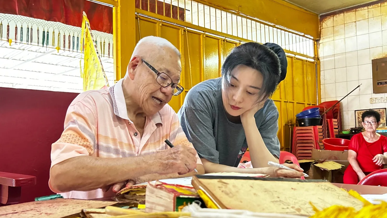 范冰冰跟著張吉安的父親學畫符，片中肚皮上的咒語都是真實的民俗傳承。（張吉安提供）