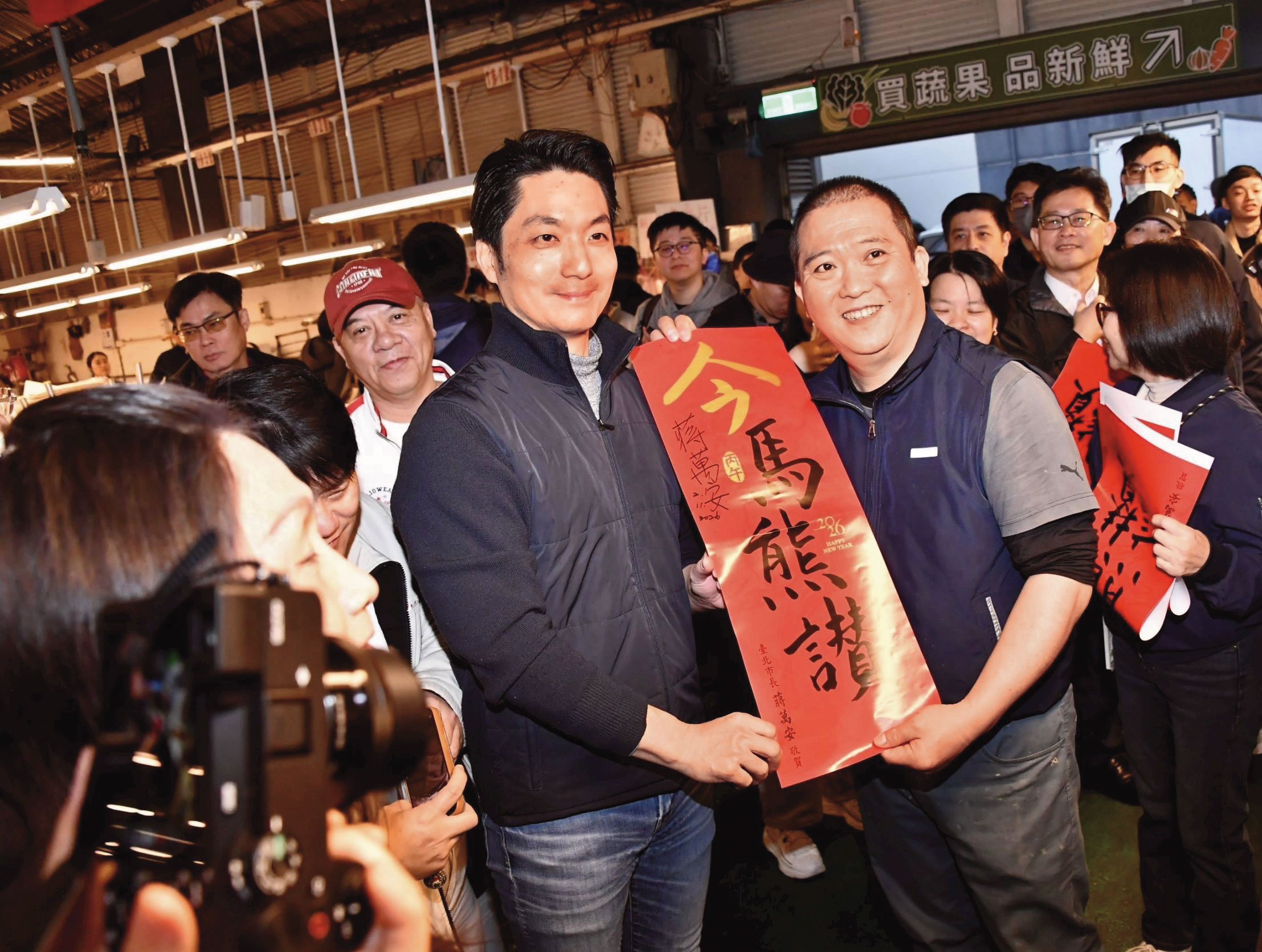 台北市長蔣萬安（左）馬年春聯供不應求，直接開放網址供民眾下載自印。（北市府提供）