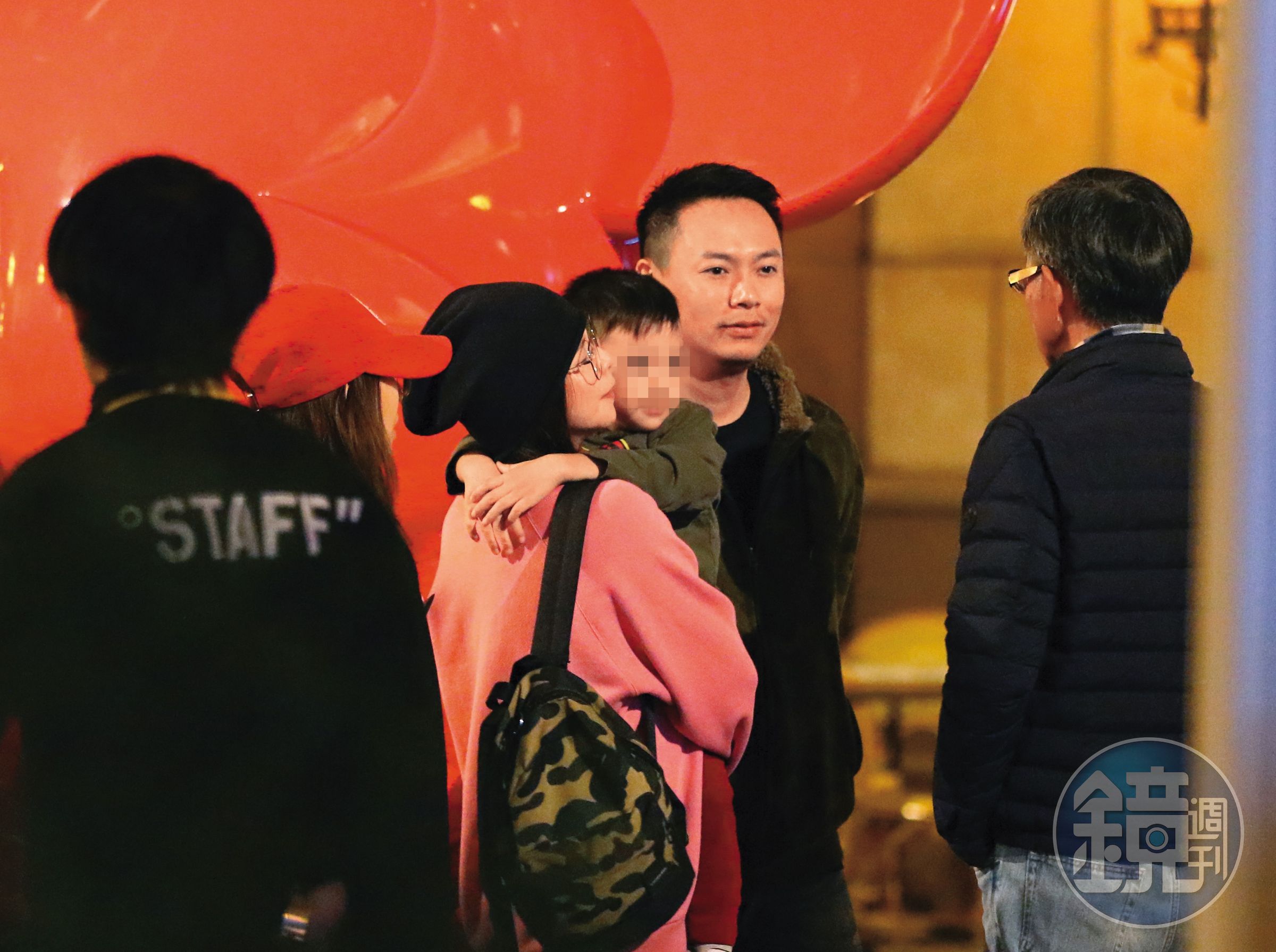 徐若瑄(左三)相當疼愛兒子Dalton,未與李雲峰(右二)離婚前,經常一家三口出門與友人聚會。