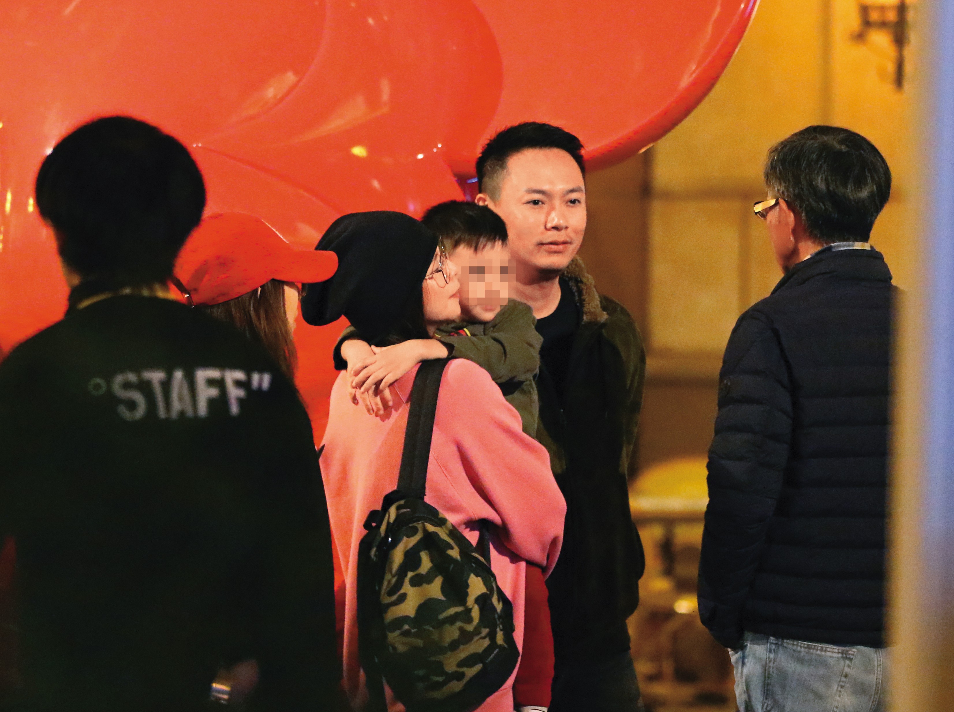 徐若瑄（左三）相當疼愛兒子Dalton，未與李雲峰（右二）離婚前，經常一家三口出門與友人聚會。