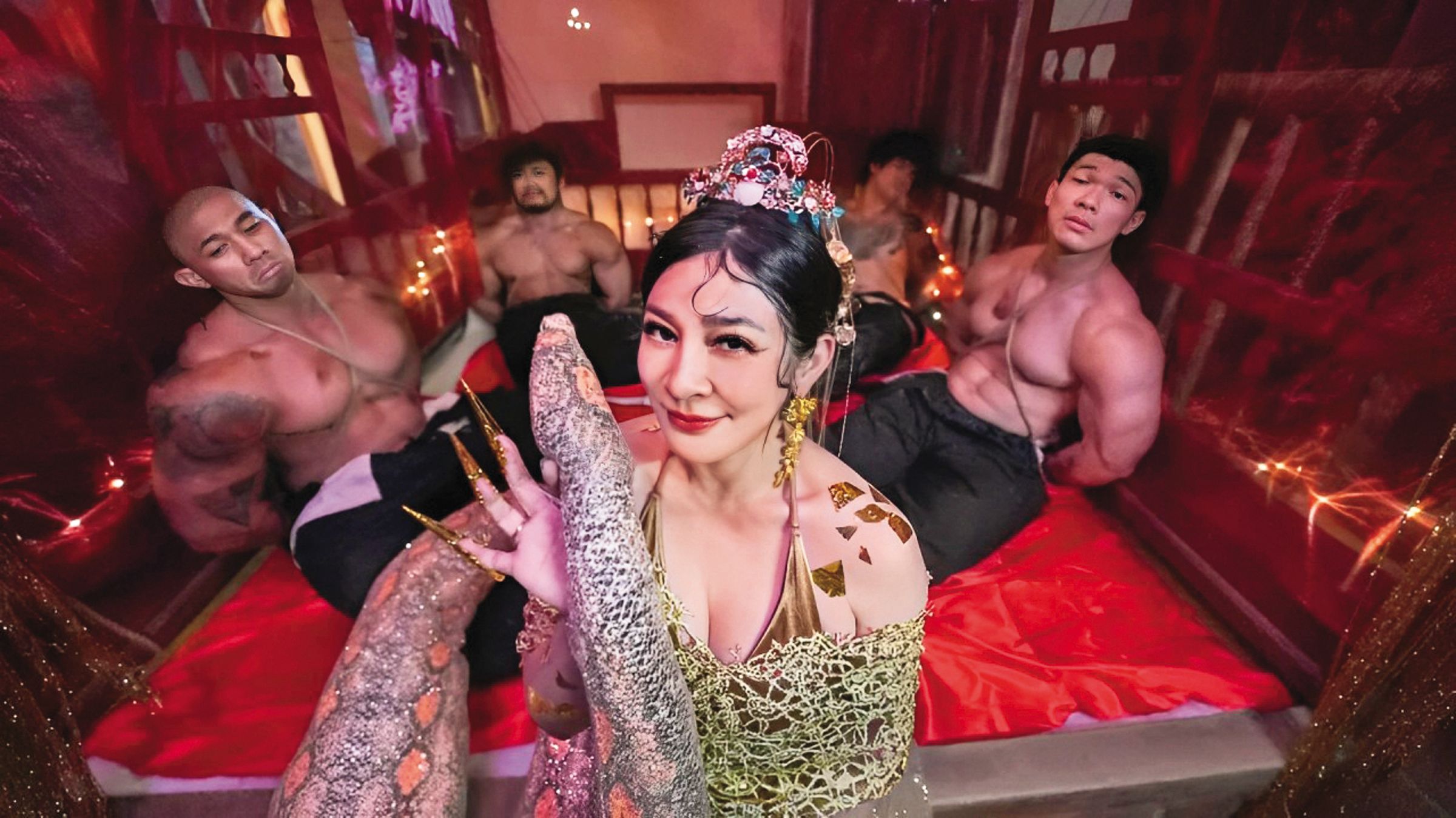 王彩樺(中)在〈蛇出來了〉MV中化身蛇精祝賀新年。(亞洲通文創提供)
