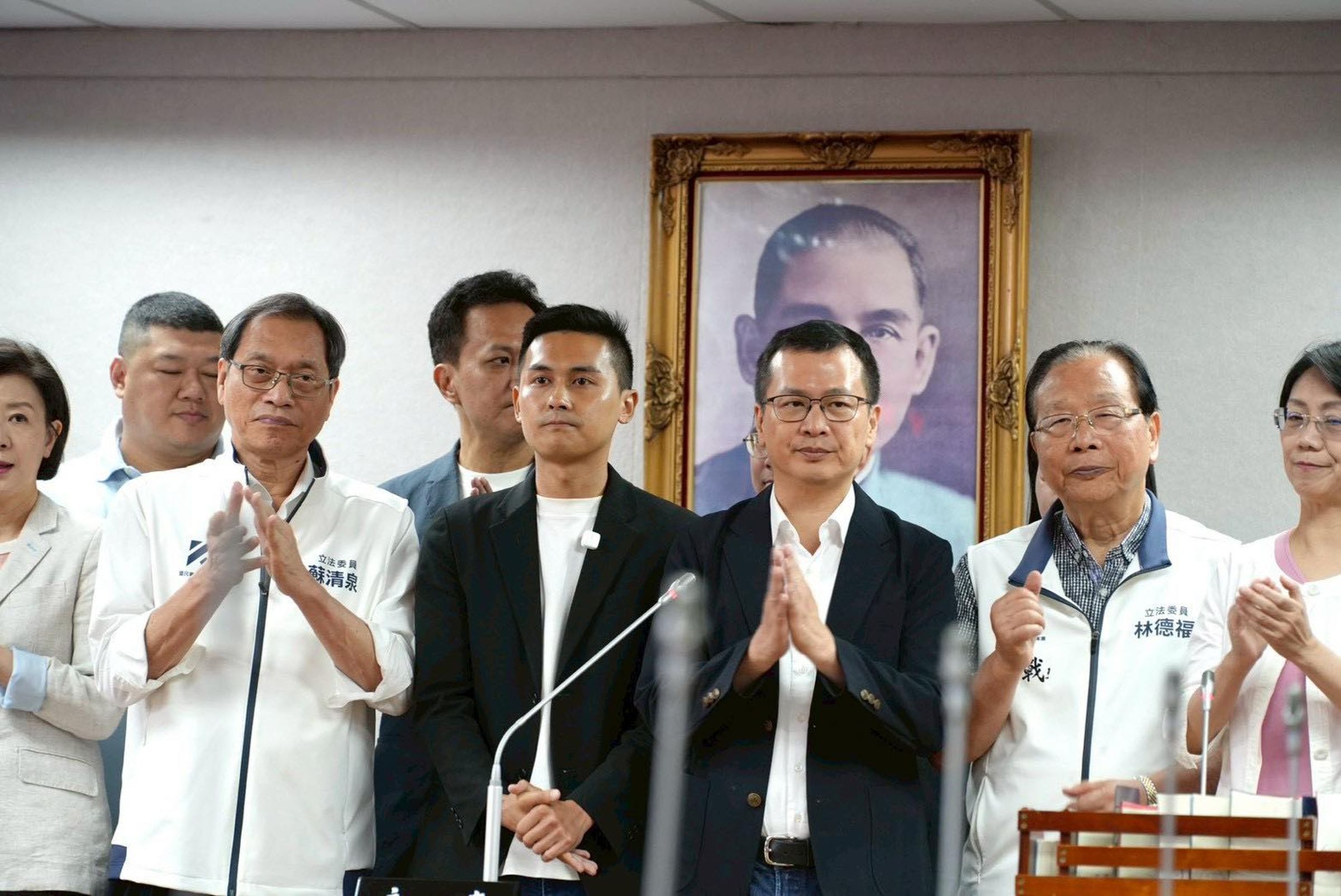 何元楷今天跑到立法院召開記者會，包含羅智強等人共23位國民黨立委都站出來力挺，他在發言過程中一渡語帶哽咽。（翻攝自何元楷臉書）