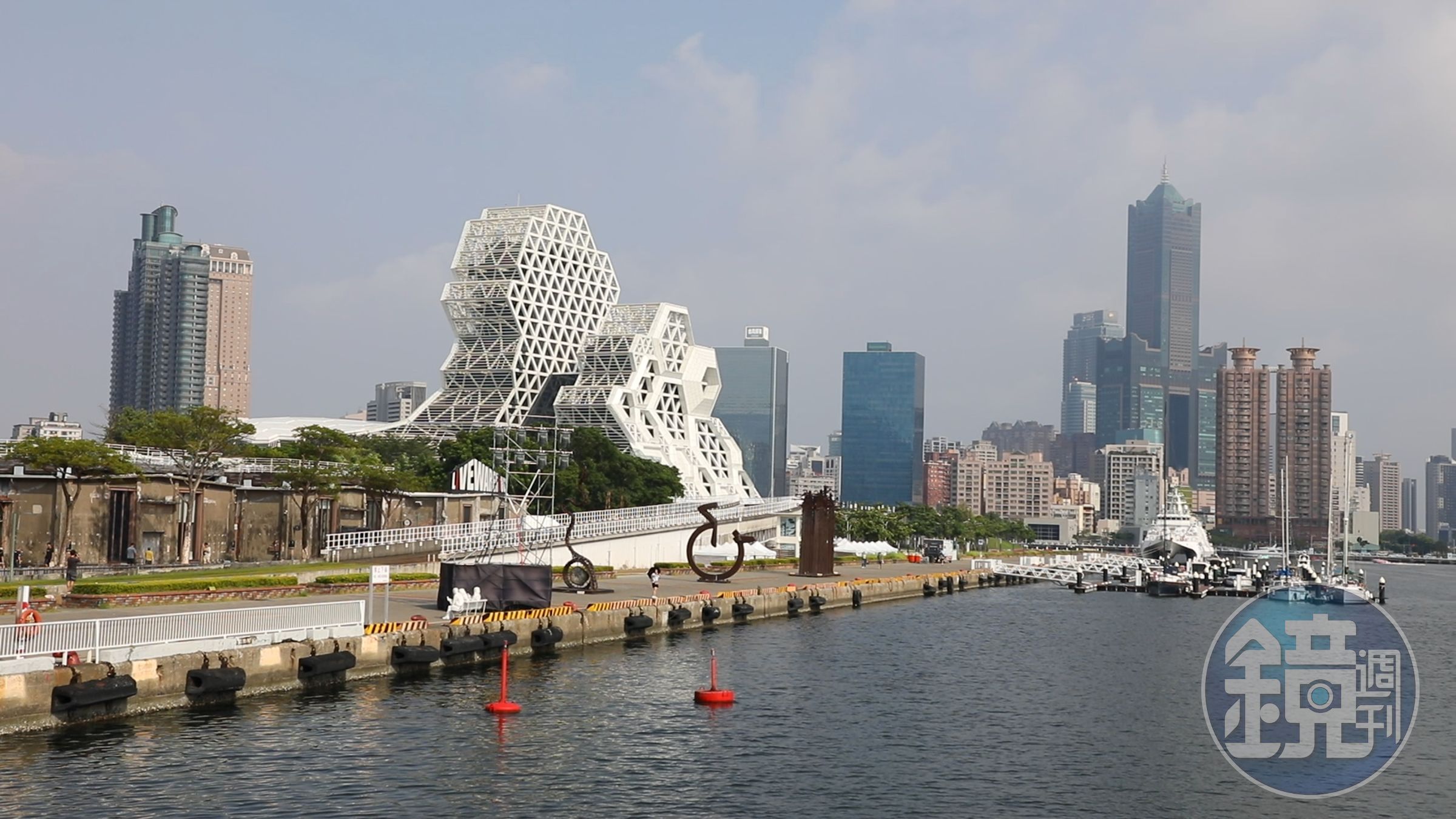 緊鄰港邊的高雄流行音樂中心，因為造型獨特，也成為必賞景觀。