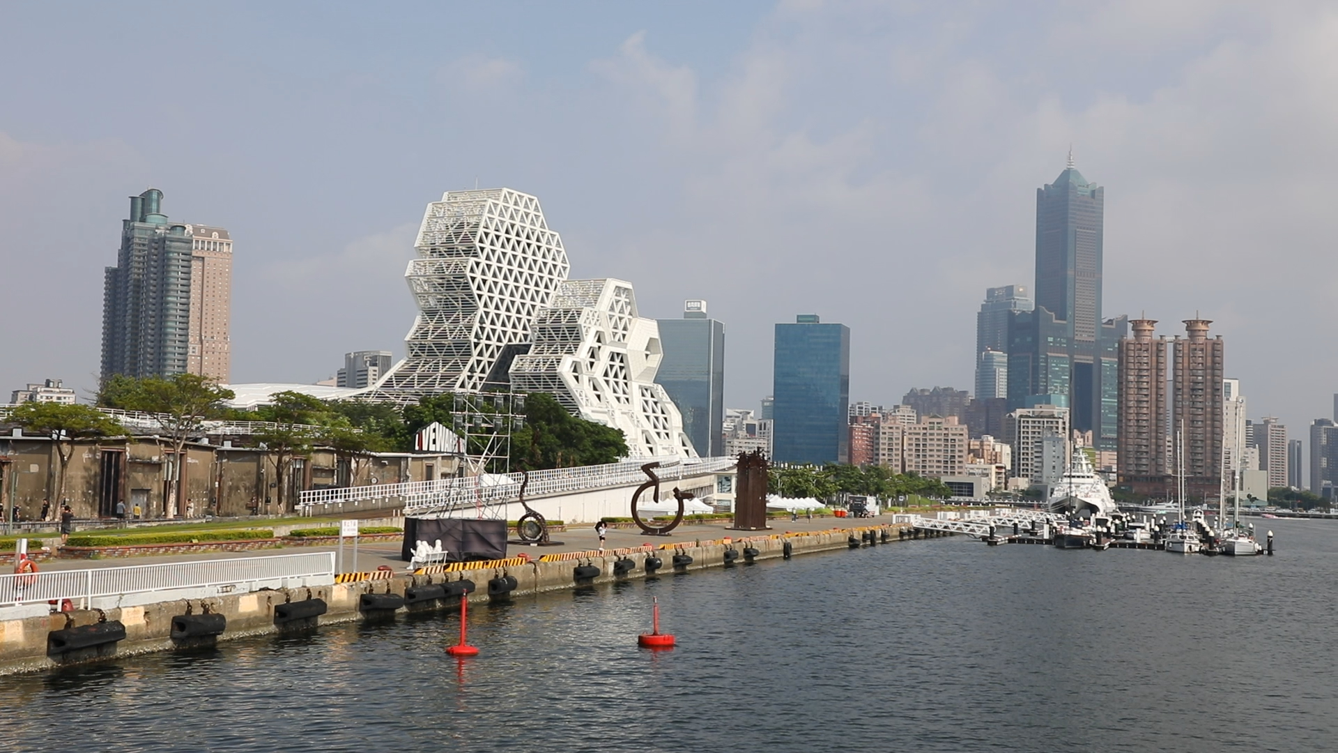 緊鄰港邊的高雄流行音樂中心,因為造型獨特,也成為必賞景觀。
