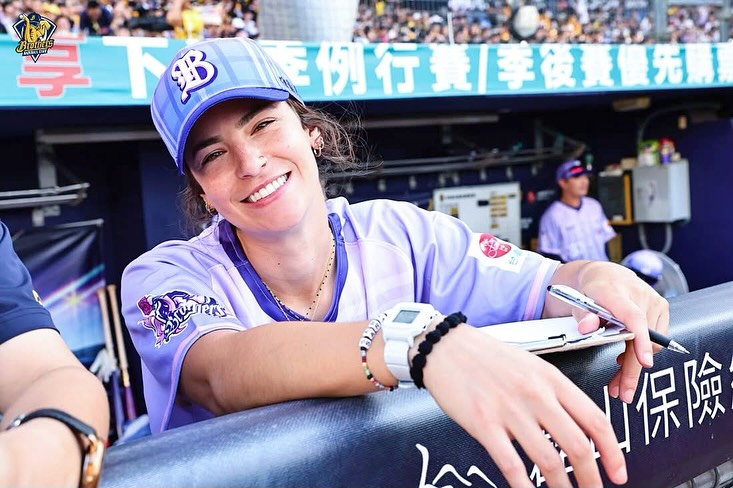中信一軍打擊教練莎菈是中職首位女教練。（翻攝IG@sarahhhedwards）