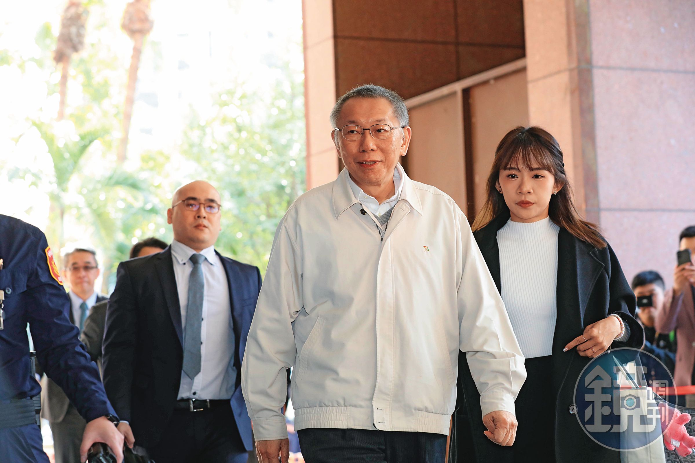 柯文哲(中)在庭訊時親口表示要辭黨主席並請黃國昌幫忙,讓白營接班議題浮上檯面。