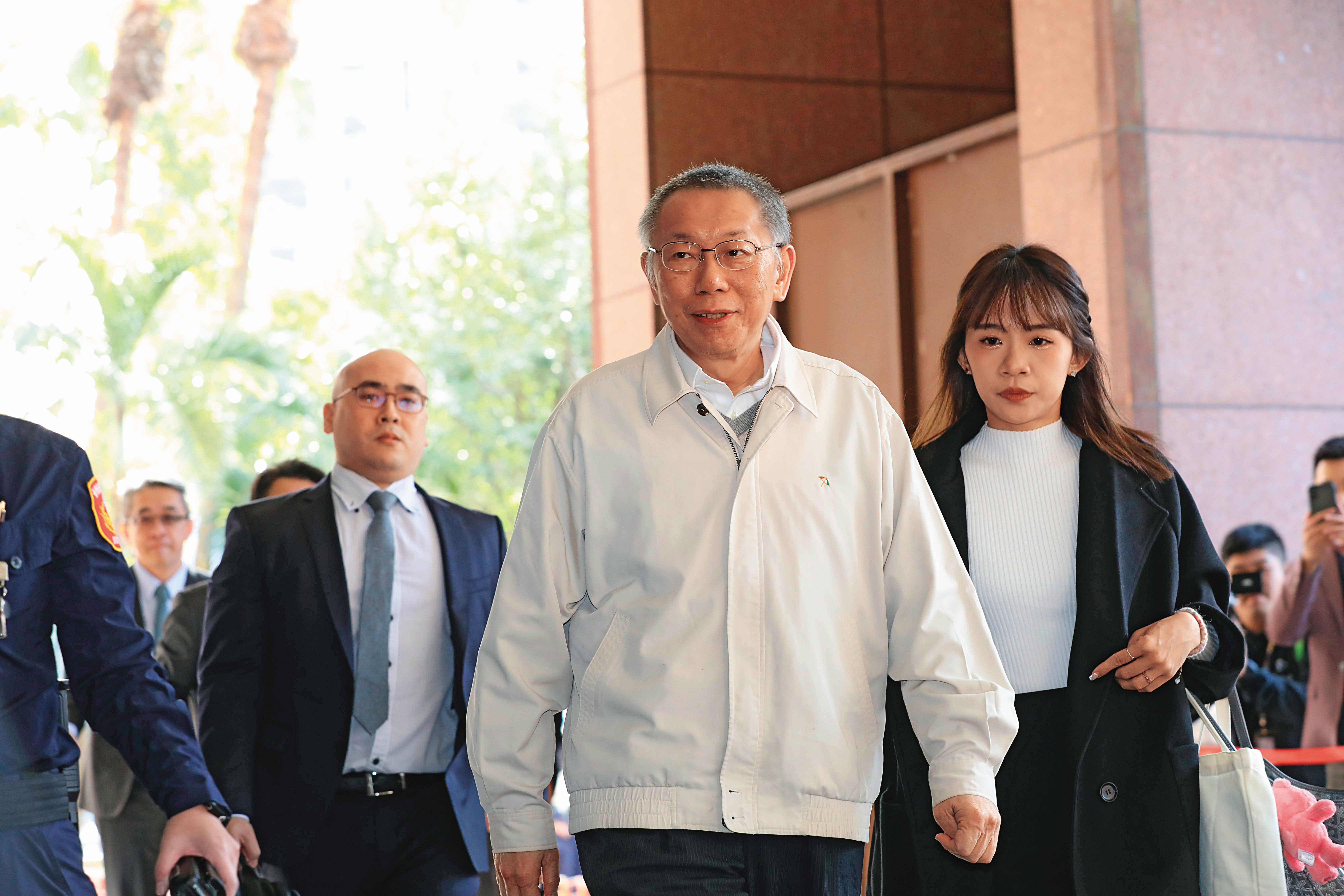 柯文哲（中）在庭訊時親口表示要辭黨主席並請黃國昌幫忙，讓白營接班議題浮上檯面。