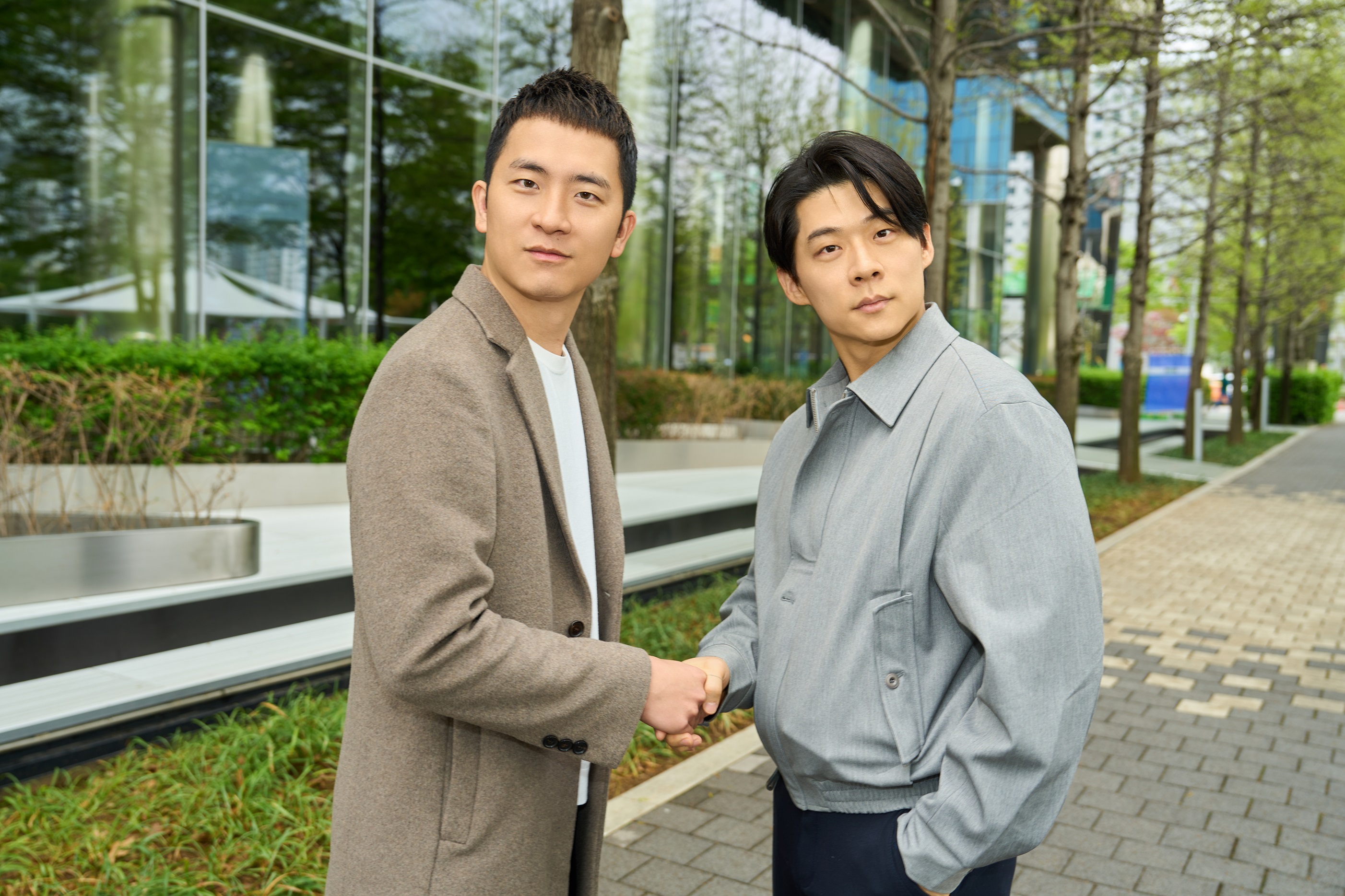 天空娛樂創辦人大剛(王維皓)與執行長于傳勇志同道合,為打造GENBLUE幻藍小熊付出許多心力。(天空娛樂提供)