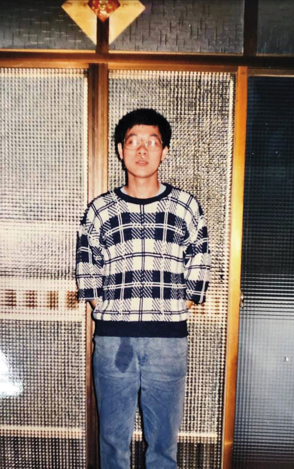來台就讀醫學院後，葉漢根才開始學國語，他說一開始同學都聽不懂，常被笑。（翻攝粵心坊臉書）