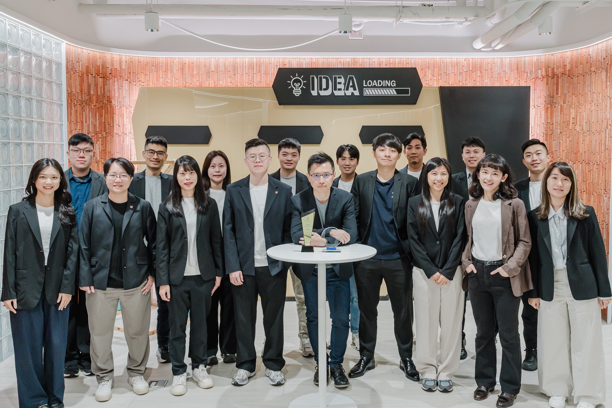 信義房屋以「AI 數據共創平台」榮獲IDC「最佳 AI 數位基礎架構」台灣首獎。（信義房屋提供）