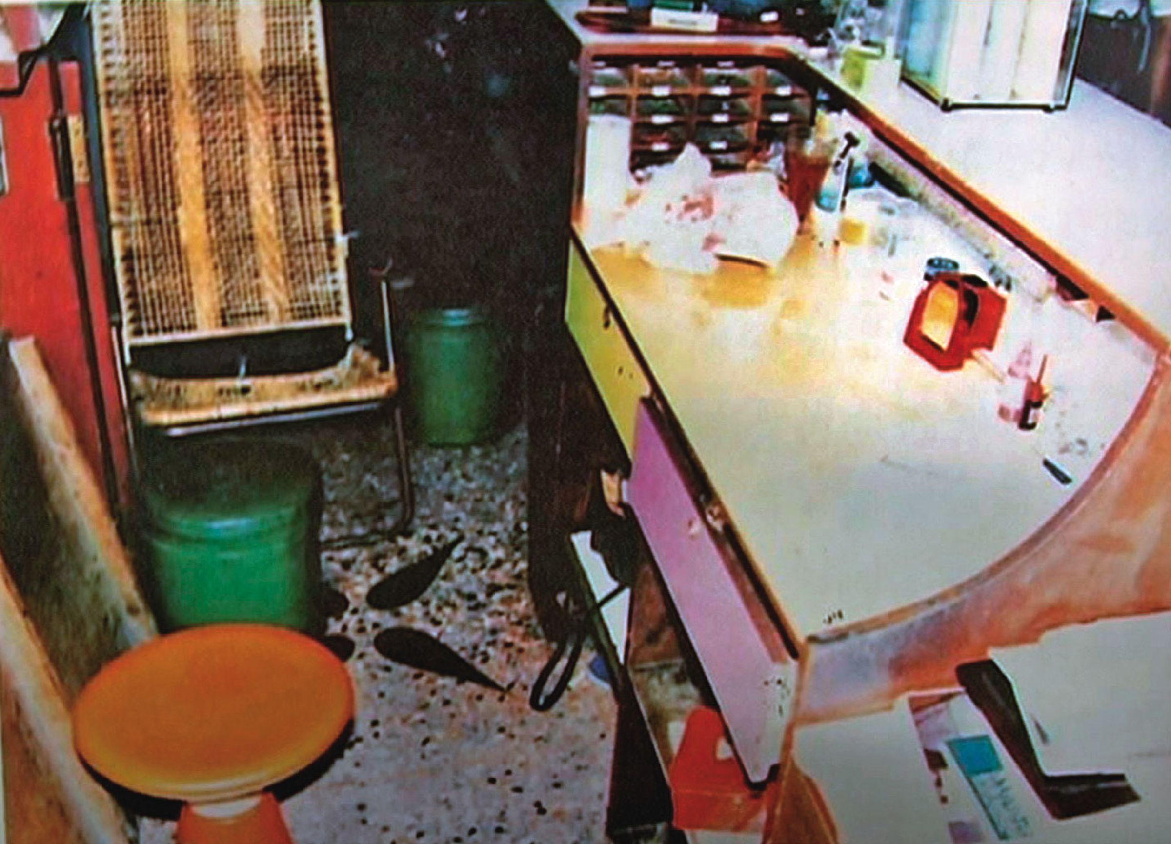 警方發現,五福旅社櫃檯的住宿登記簿被撕下2頁。(東森新聞提供)