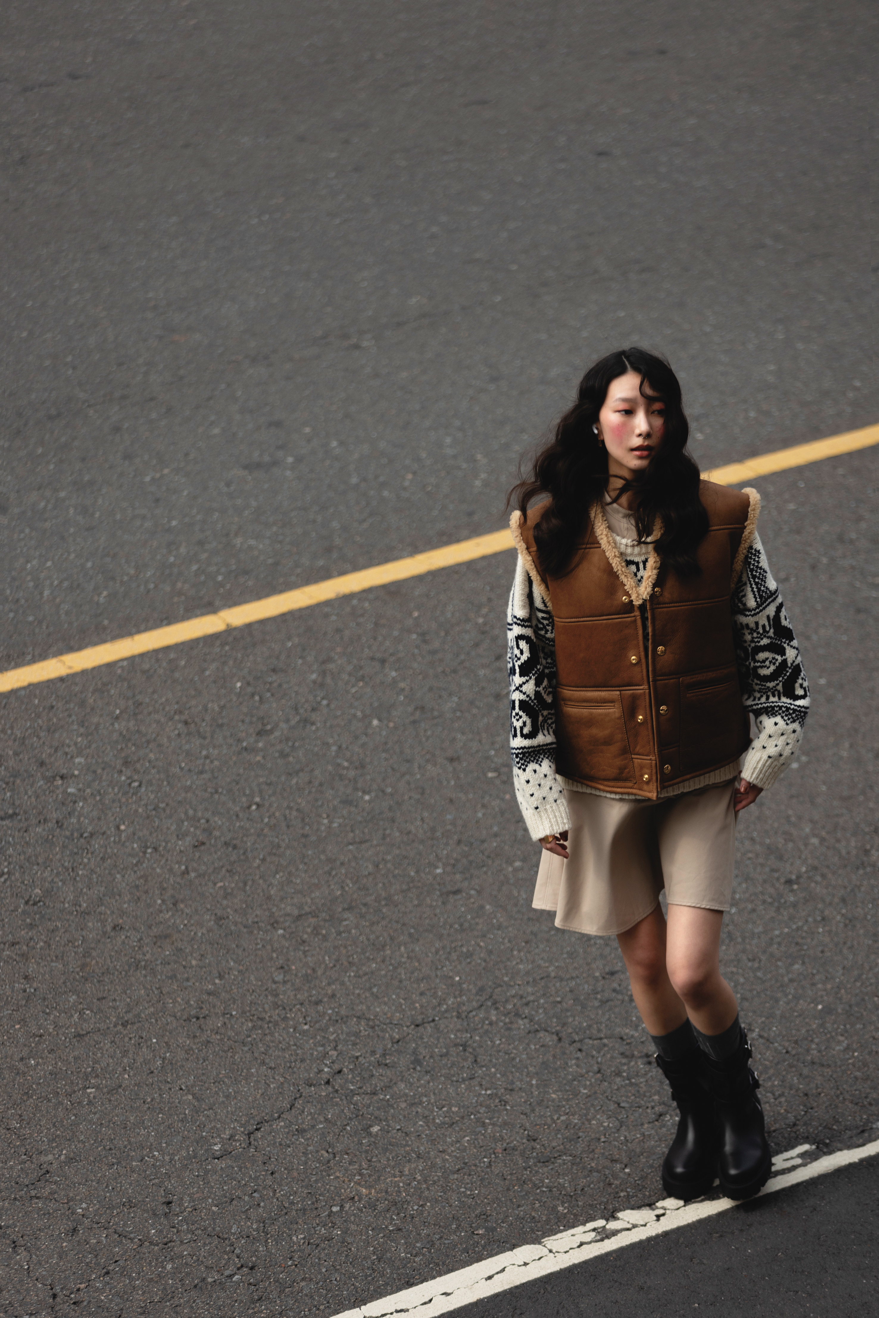曲長羊毛無袖背心 NT$175,000 by CELINE BY HEDI SLIMANE/費爾島羊毛及羊絨圓領毛衣 價格店洽 by CELINE BY HEDI SLIMANE/卡其色棉質洋裝 NT$62,000 by LOEWE/灰色絲質長襪 NT$13,500 by MiuMiu 黑色機車靴 NT$58,000 by Dior/Formes Abstraites金色飾面金字塔形圈式耳環/ NT$20,500 by CELINE BY HEDI SLIMANE