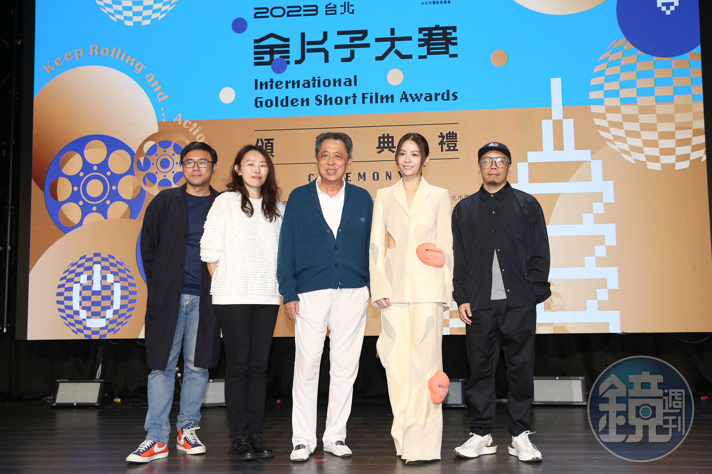 朱延平(中)率此次參加2023金片子大賽的評審廖士涵(左起)、傅天余、宋芸樺、蕭力修合影。