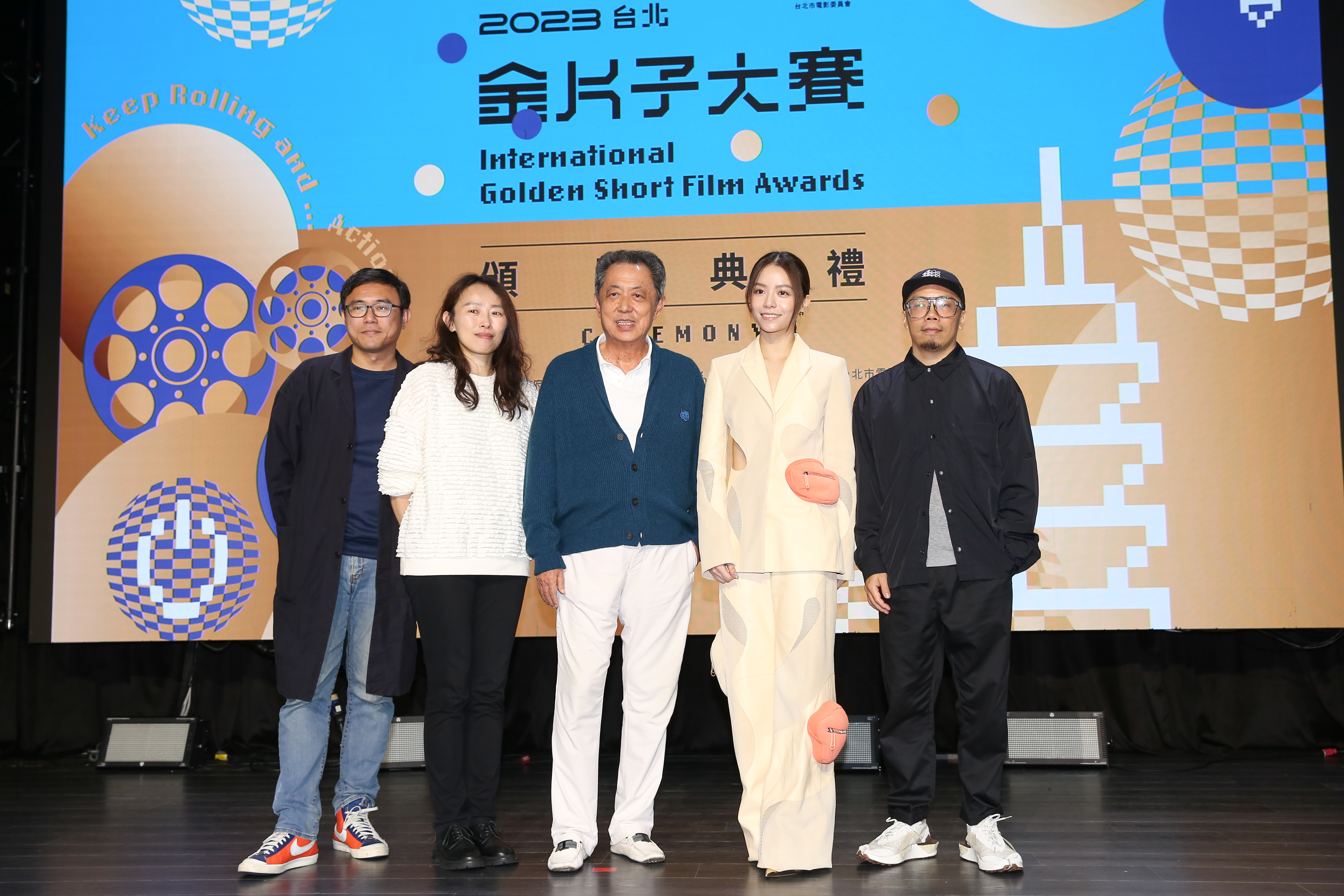 朱延平（中）率此次參加2023金片子大賽的評審廖士涵（左起）、傅天余、宋芸樺、蕭力修合影。