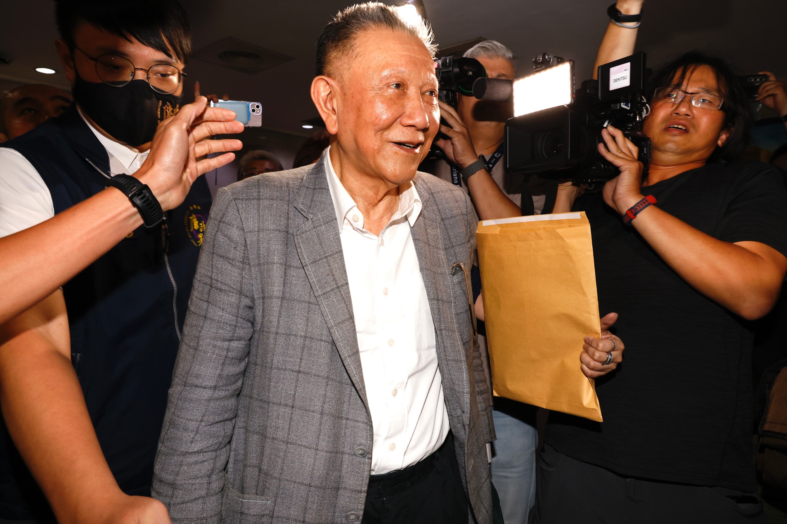 威京集團主席沈慶京凌晨遭聲押，傳還有數億「公關費」不知去向。