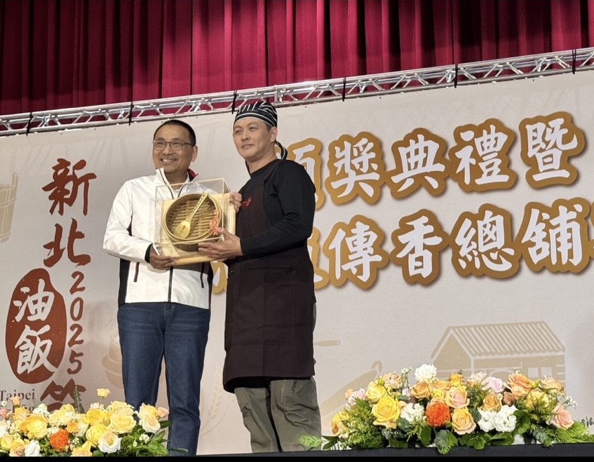 阿潘功夫油飯打敗許多老字號,去年底一舉拿下新北油飯節冠軍。老闆陳政任有25年主廚資歷。(陳政任提供)