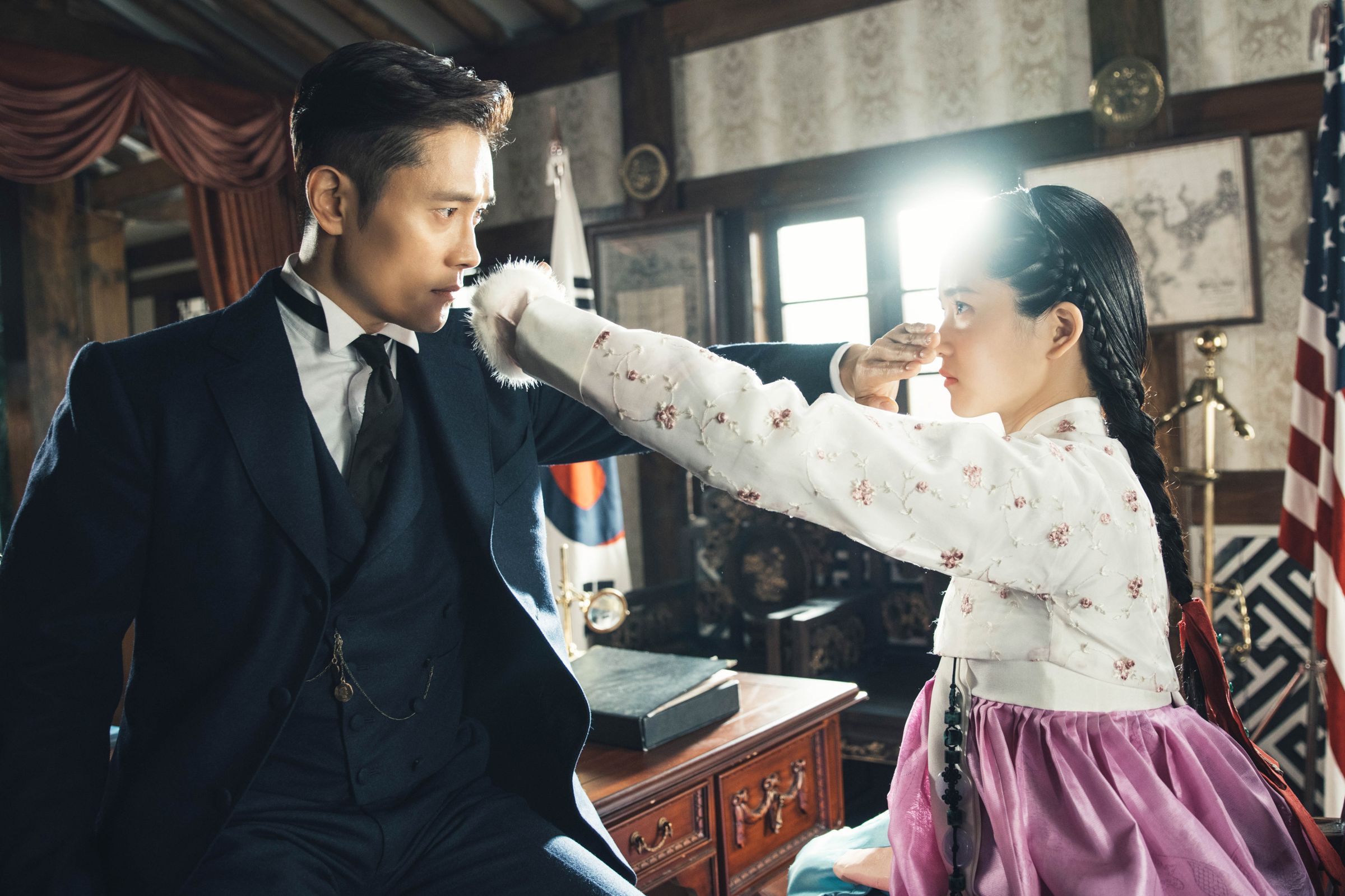 李炳憲(左)搭檔金泰梨主演《陽光先生》確定製作後便靠播映權費用籌足資金,單集製作費高達新台幣4,200萬元。(Netflix提供)