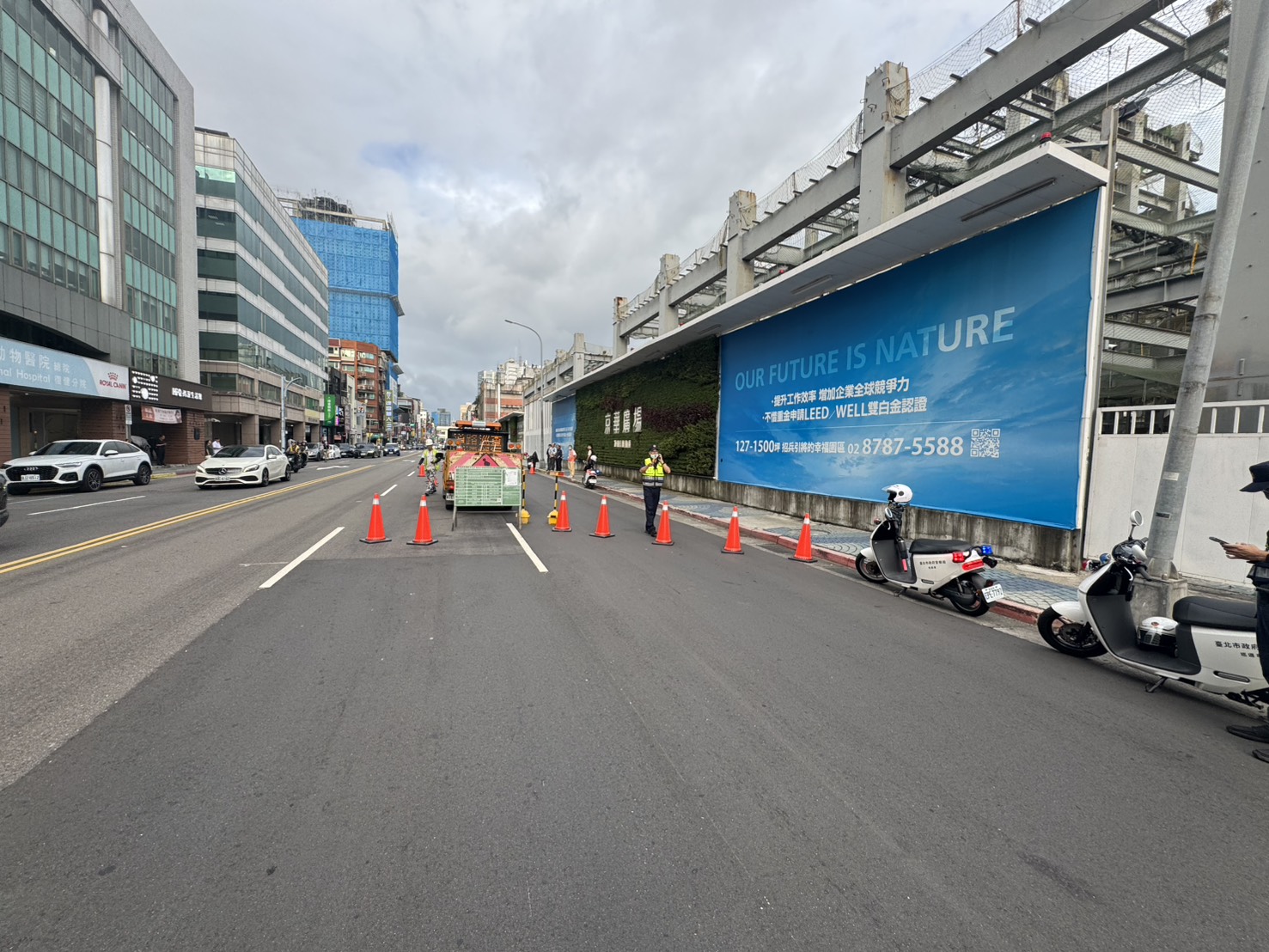京華城基地前「路面塌陷」。（警方提供）