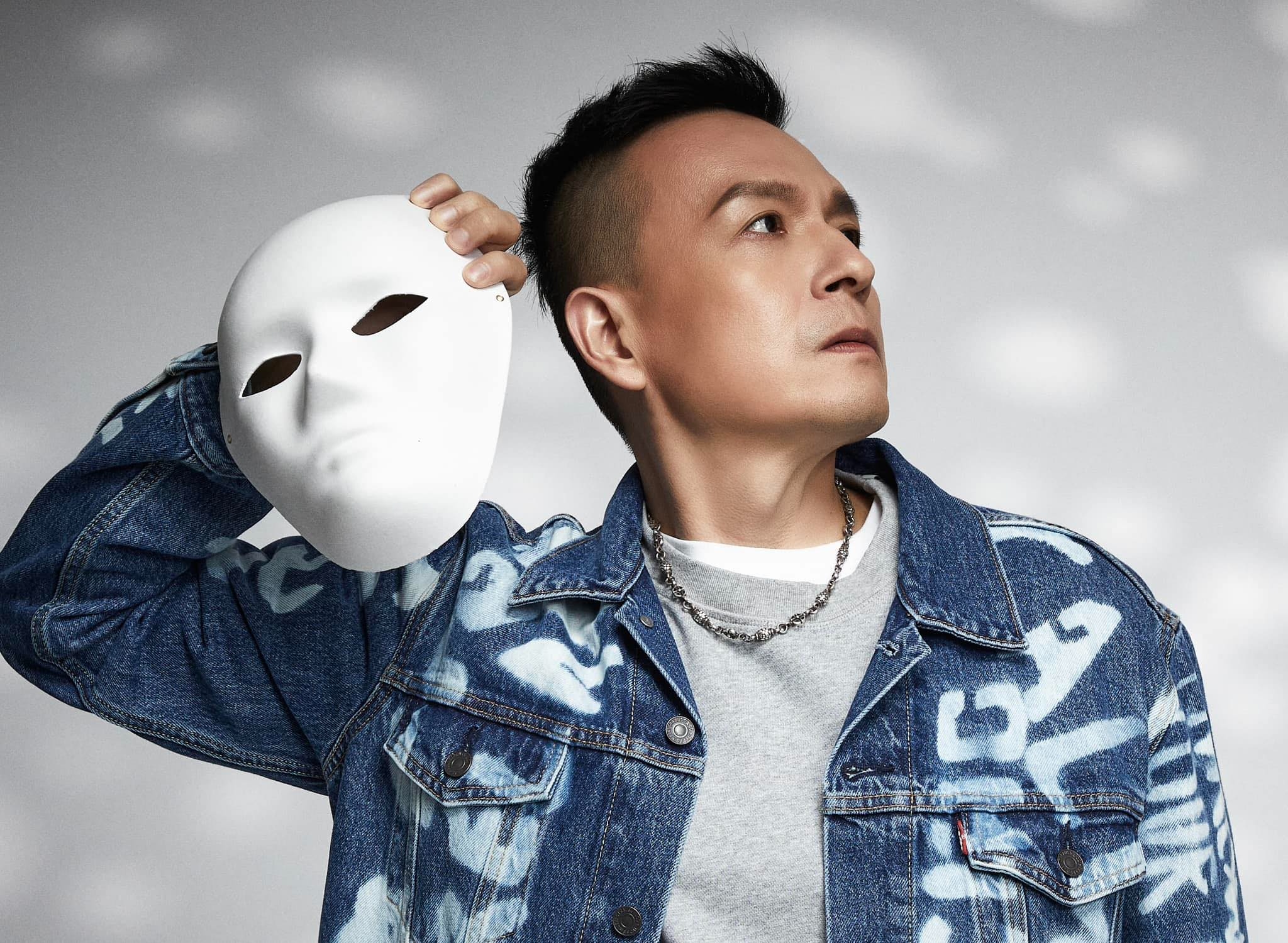 省錢一哥小鐘想靠刷臉帶2男星去台中樂園玩，結果被攔下，不死心再度找外援想靠關係闖關，結果反被嗆「花錢會死啊」。（翻攝自小鐘臉書）